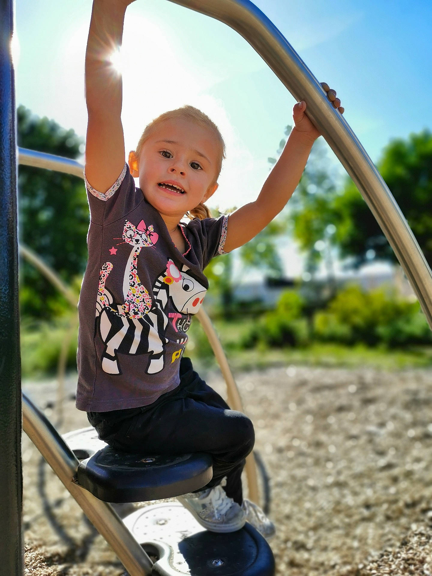 Leona a rejoint le concours — aidez-le/la à gagner de superbes lots ! child, city, fun, human_settlement, leisure, outdoor_play_equipment, person, photography, play, playground, playground_slide, public_space, recreation, smile, swing, toddler