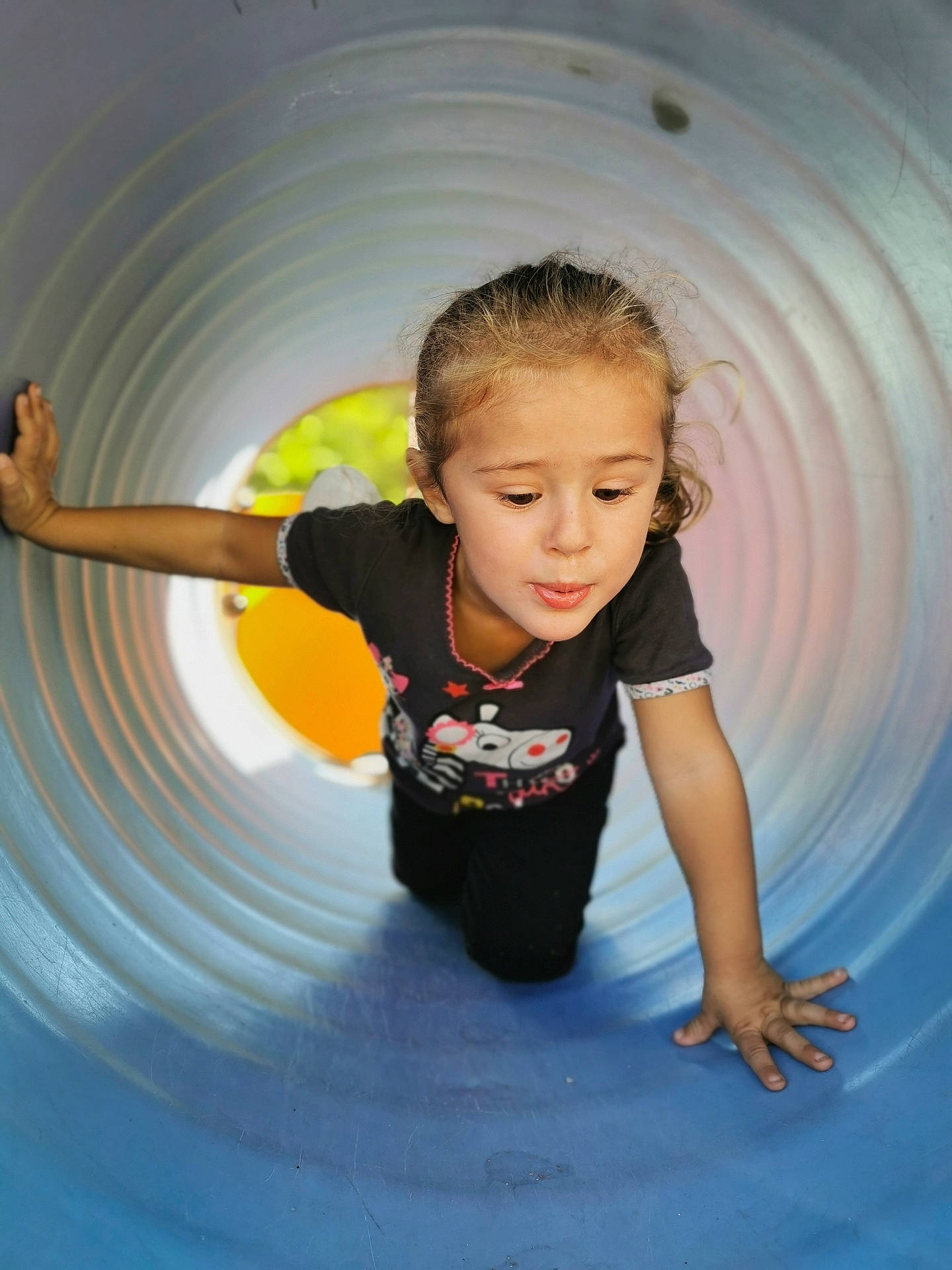 Leona a rejoint le concours — aidez-le/la à gagner de superbes lots ! baby, child, fun, happy, leisure, person, photography, play, recreation, smile, t_shirt, toddler, vacation, yellow