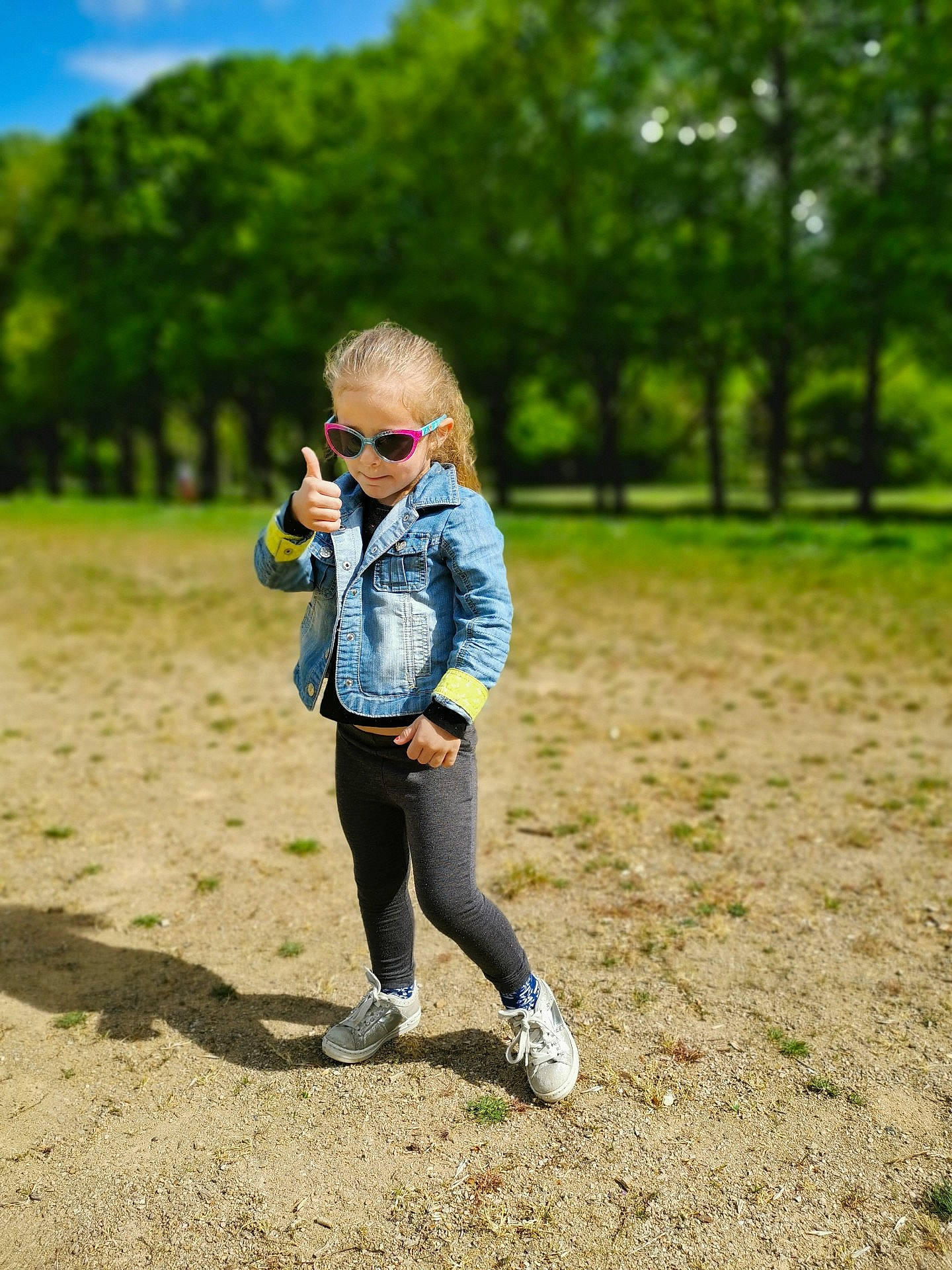 Leona participe au concours pour gagner de l'argent avec cette photo : child, denim, fun, glasses, grass, grassland, jacket, jeans, landscape, leisure, person, photograph, photography, plant, play, recreation, snapshot, summer, textile, tree