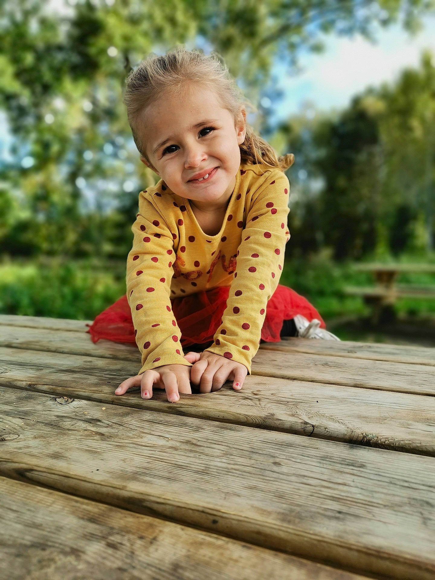 Leona participe au concours pour gagner de l'argent avec cette photo : adaptation, baby, child, child_model, crawling, design, finger, grass, joy, pattern, person, photograph, photography, plant, play, portrait_photography, sitting, skin, smile, toddler