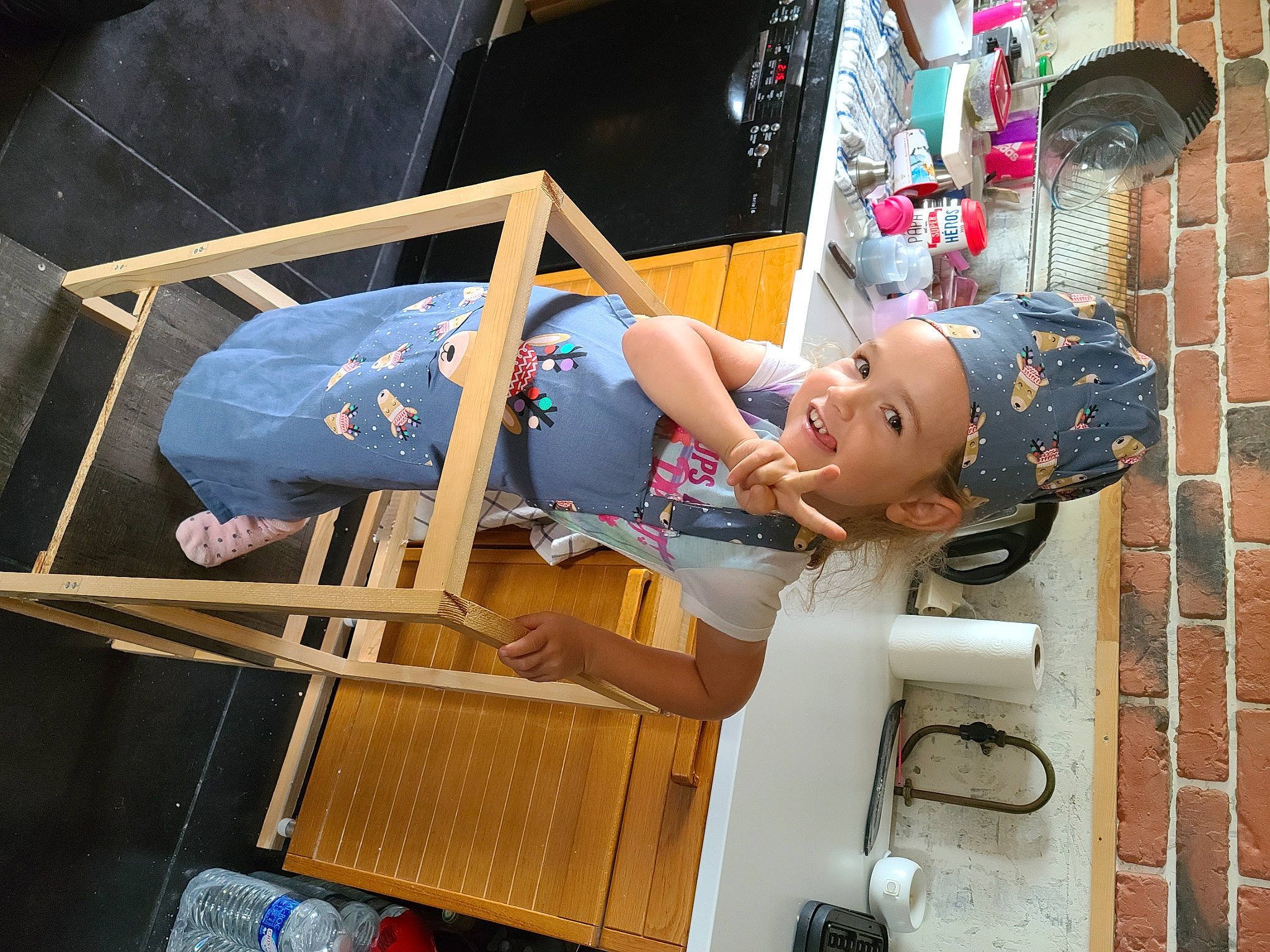 Emma a rejoint le concours — aidez-le/la à gagner de superbes lots ! art, building, fun, hat, headwear, joy, leisure, machine, person, room, visual_arts