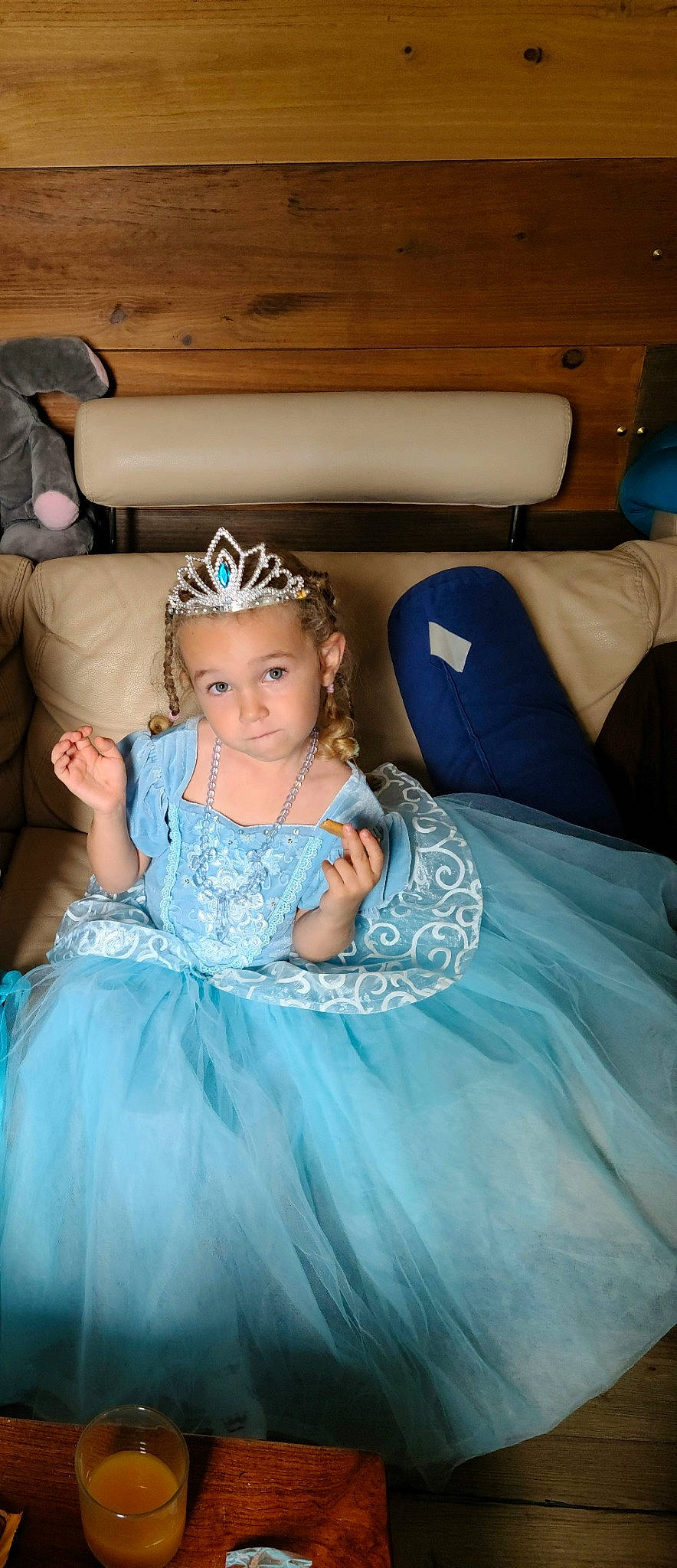 Emma participe au concours pour gagner de l'argent avec cette photo : arm, comfort, day_dress, dress, embellishment, eye, face, fashion_design, flash_photography, formal_wear, fun, gown, hair, hairstyle, happy, head, iris, jewellery, person, shoulder