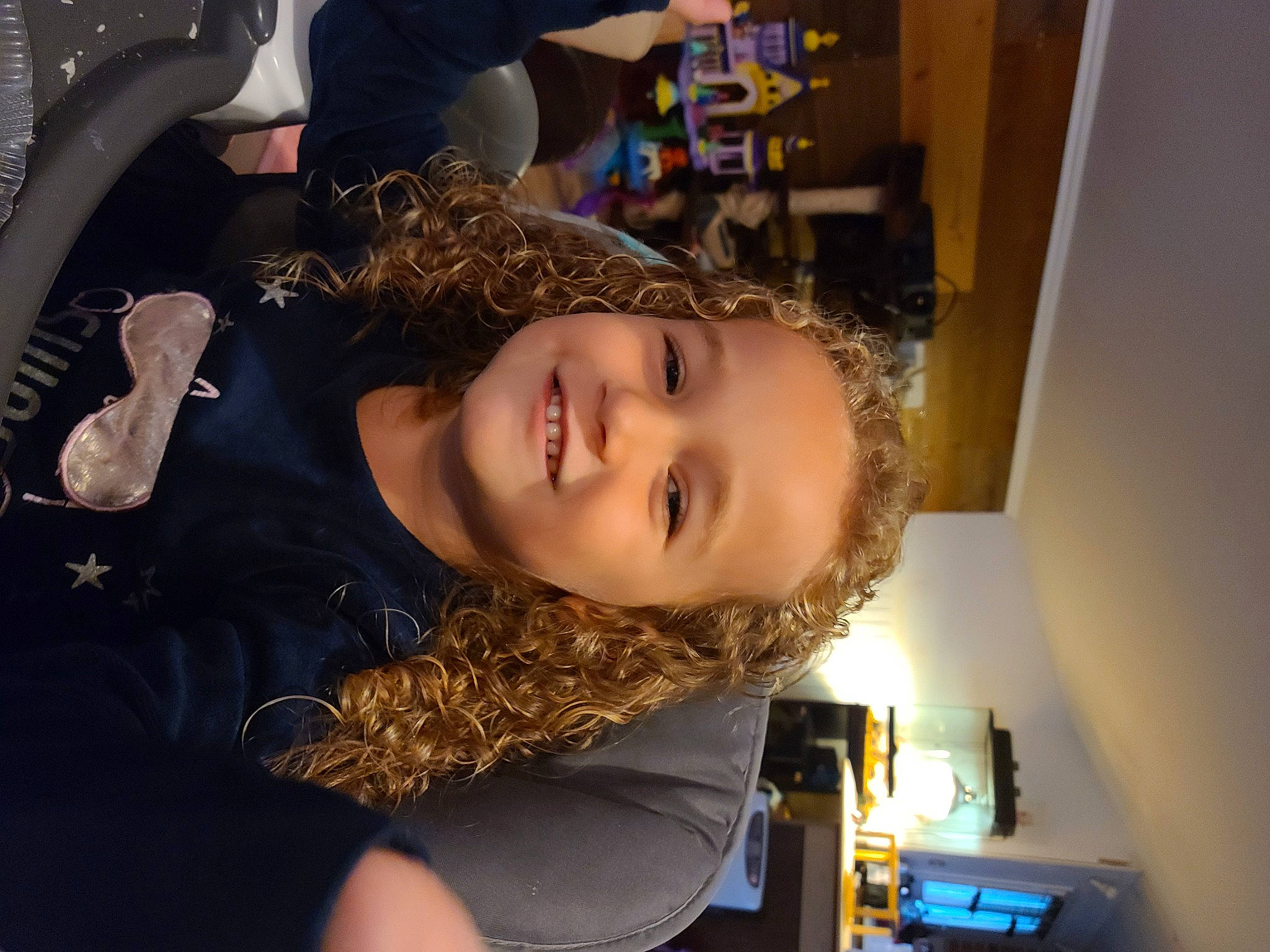 Emma a rejoint le concours — aidez-le/la à gagner de superbes lots ! black_hair, cheek, child, chin, cool, elbow, eye, eyebrow, eyelash, fashion_design, flash_photography, forehead, fun, happy, jaw, joy, long_hair, mouth, nose, person