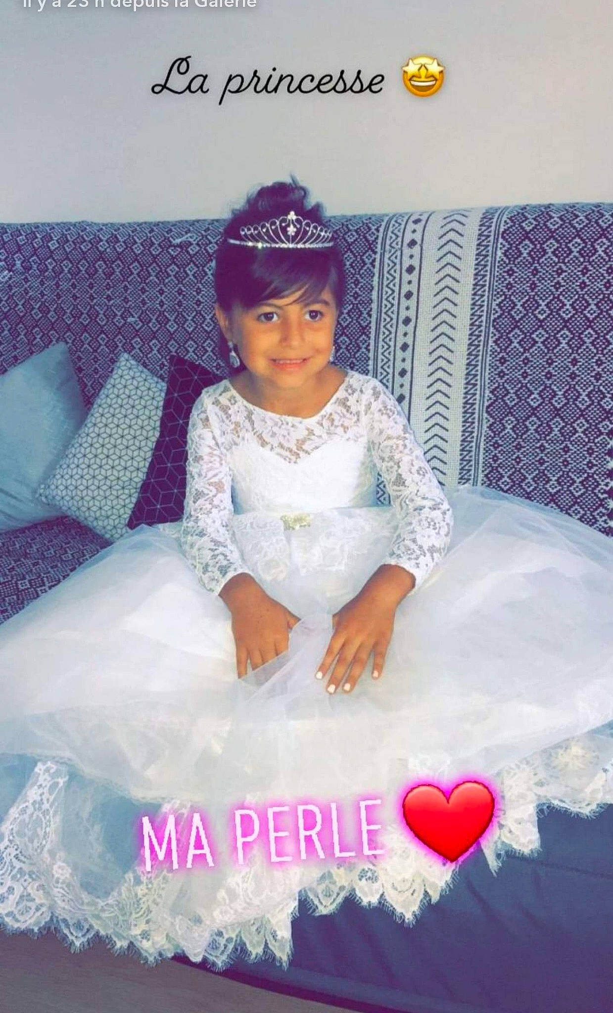 Briana a rejoint le concours — aidez-le/la à gagner de superbes lots ! baby_toddler_clothing, bridal_accessory, bridal_party_dress, dress, event, eye, fashion_design, flash_photography, font, gown, hair, happy, headpiece, headwear, human_body, jewellery, joy, magenta, pattern, person