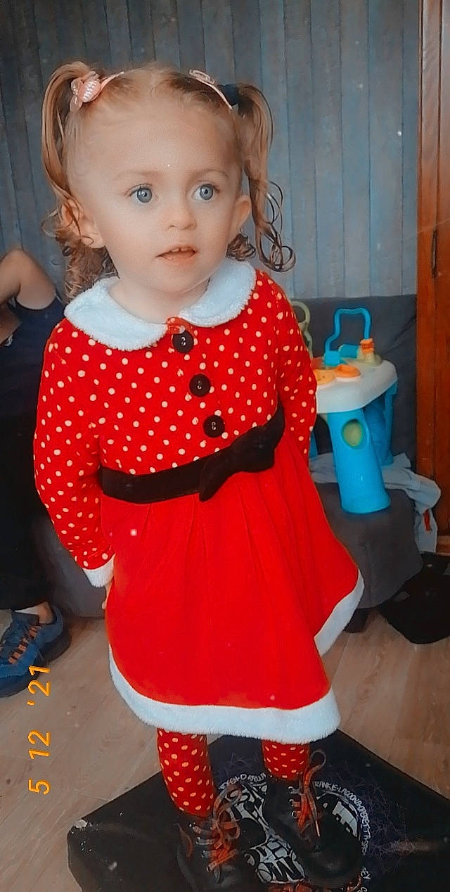 Cataleya a rejoint le concours — aidez-le/la à gagner de superbes lots ! baby_toddler_clothing, beauty, blond, blue, brown_hair, child, day_dress, dress, electric_blue, eyelash, fashion_design, human_body, lip, one_piece_garment, pattern, person, pink, skin, sleeve, standing