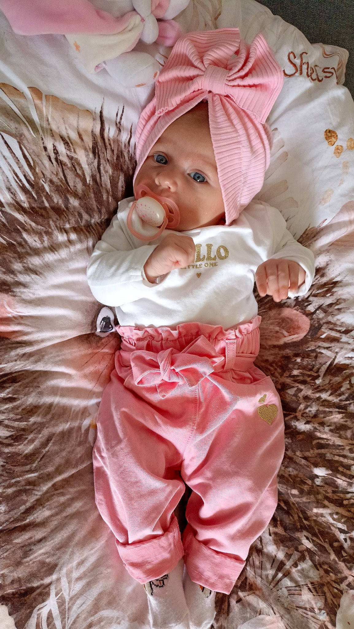 Shelsy a rejoint le concours — aidez-le/la à gagner de superbes lots ! baby, baby_toddler_clothing, child, comfort, costume, fictional_character, fur, happy, hat, headwear, linens, peach, person, pink, sleeve, textile, toddler