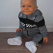 Zyan participe au concours pour gagner de l'argent avec cette photo : toddler, child, smile, sitting, floor, tracksuit, puma, bmw, shoes, white_shoes, indoor, wooden_floor, baby, portrait, cute, young_child, person, clothing, hoodie, casual