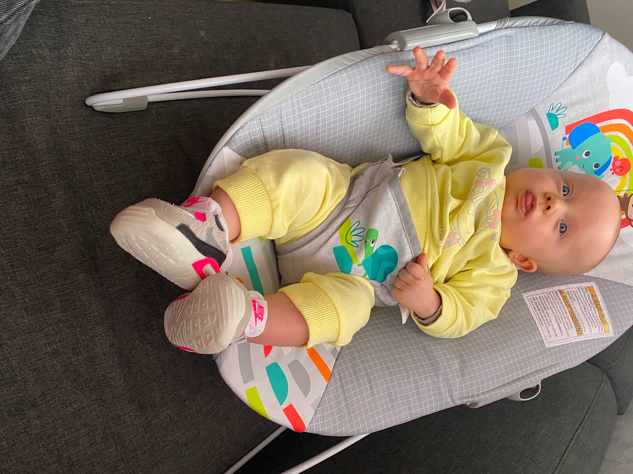 Innaya a rejoint le concours — aidez-le/la à gagner de superbes lots ! baby, baby_carriage, baby_products, baby_safety, baby_sleeping, baby_toddler_clothing, carmine, child, comfort, foot, human_leg, knee, lap, linens, person, room, sitting, sleep, sock, thumb