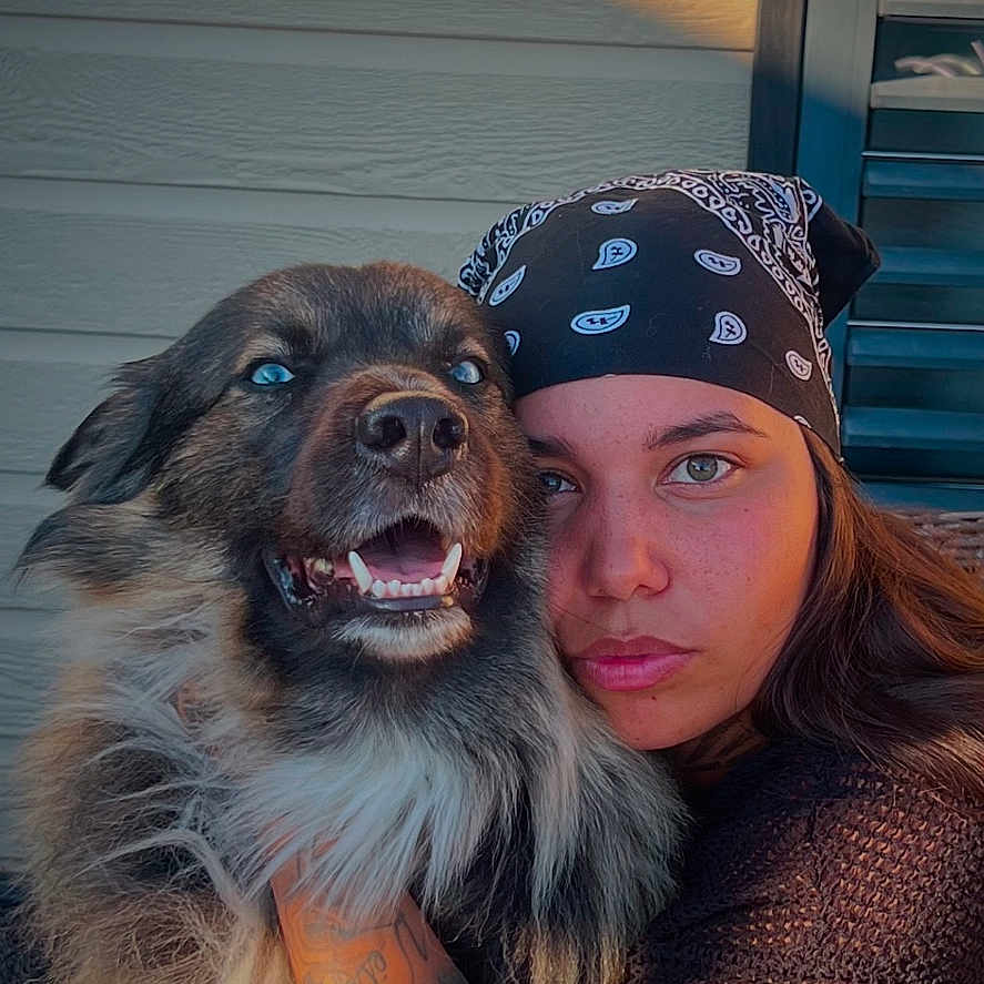 Mowgli participe au concours pour gagner de l'argent avec cette photo : animal, bandana, closeup, companion, cuddling, dog, expression, face, fur, human, love, outdoor, person, pet, portrait, sunlight, tattoo, texture, wall, warm_light