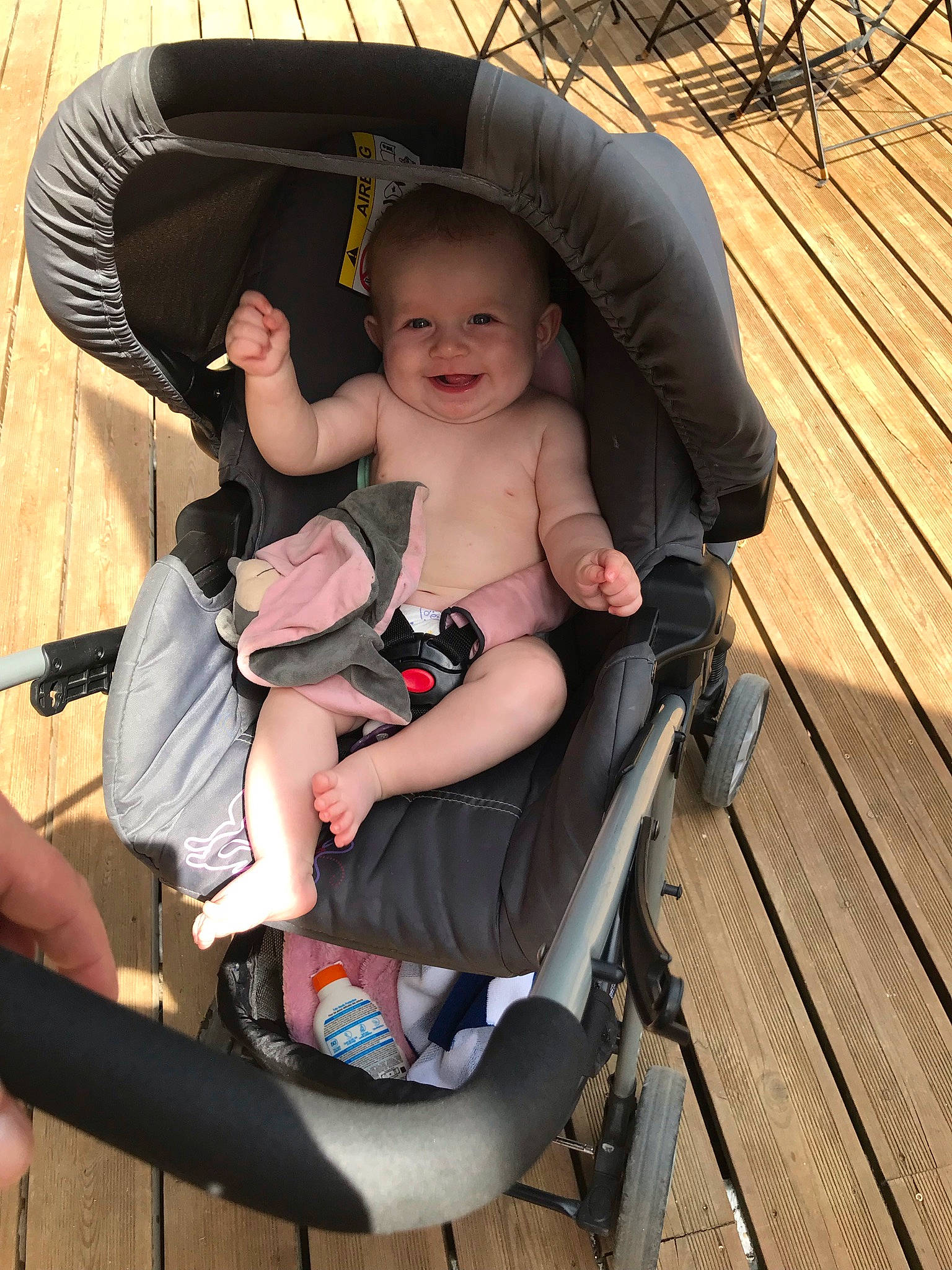 Angelina participe au concours pour gagner de l'argent avec cette photo : auto_part, baby, baby_carriage, baby_products, baby_toddler_clothing, chair, child, comfort, fedora, hat, head, joy, lap, leisure, person, sitting, skin, smile, sun_hat, thigh