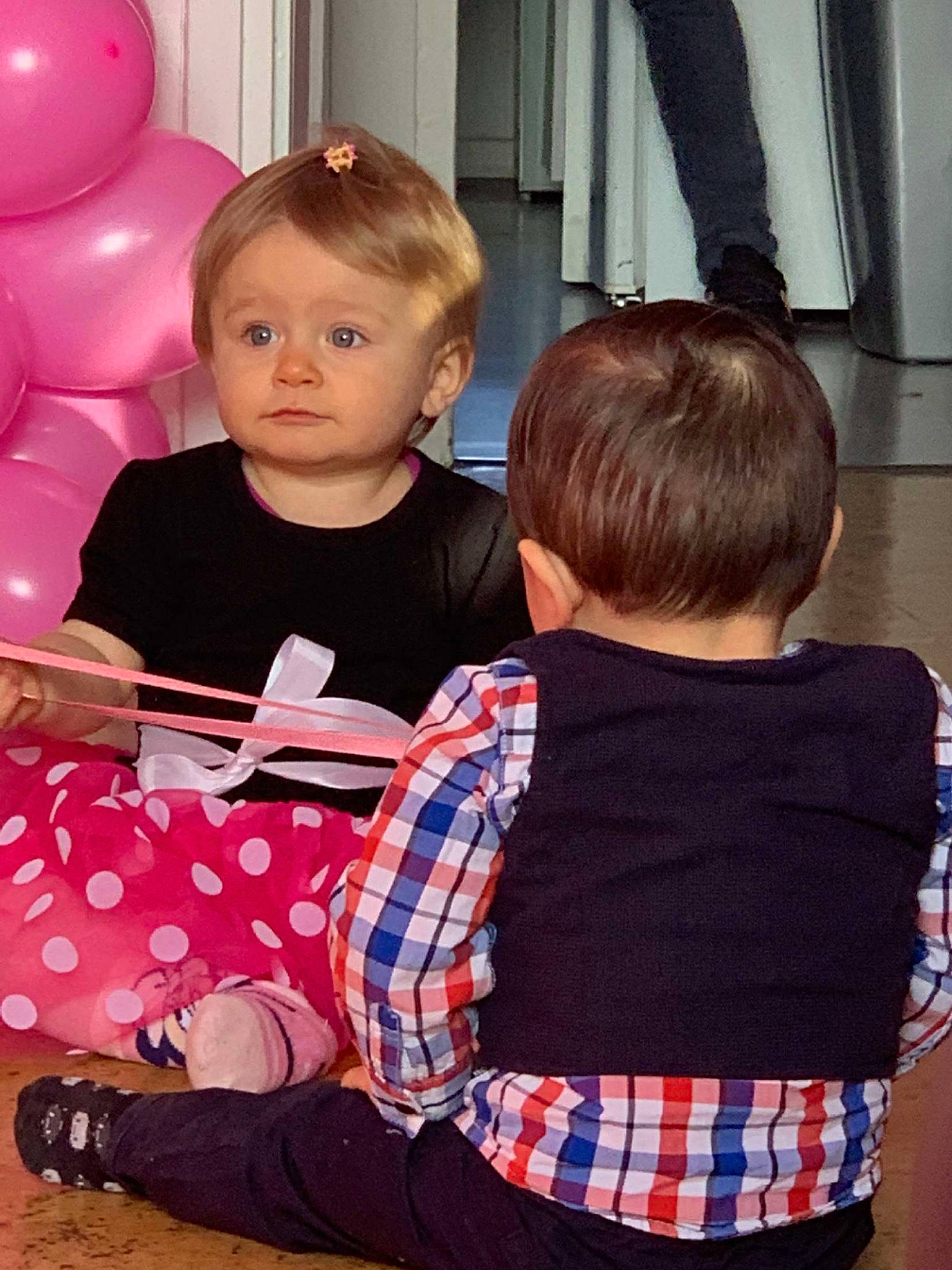 Angelina participe au concours pour gagner de l'argent avec cette photo : baby_toddler_clothing, balloon, child, christmas, event, flooring, fun, hairstyle, happy, holiday, joint, lap, pattern, person, plaid, red, sleeve, standing, t_shirt, tartan