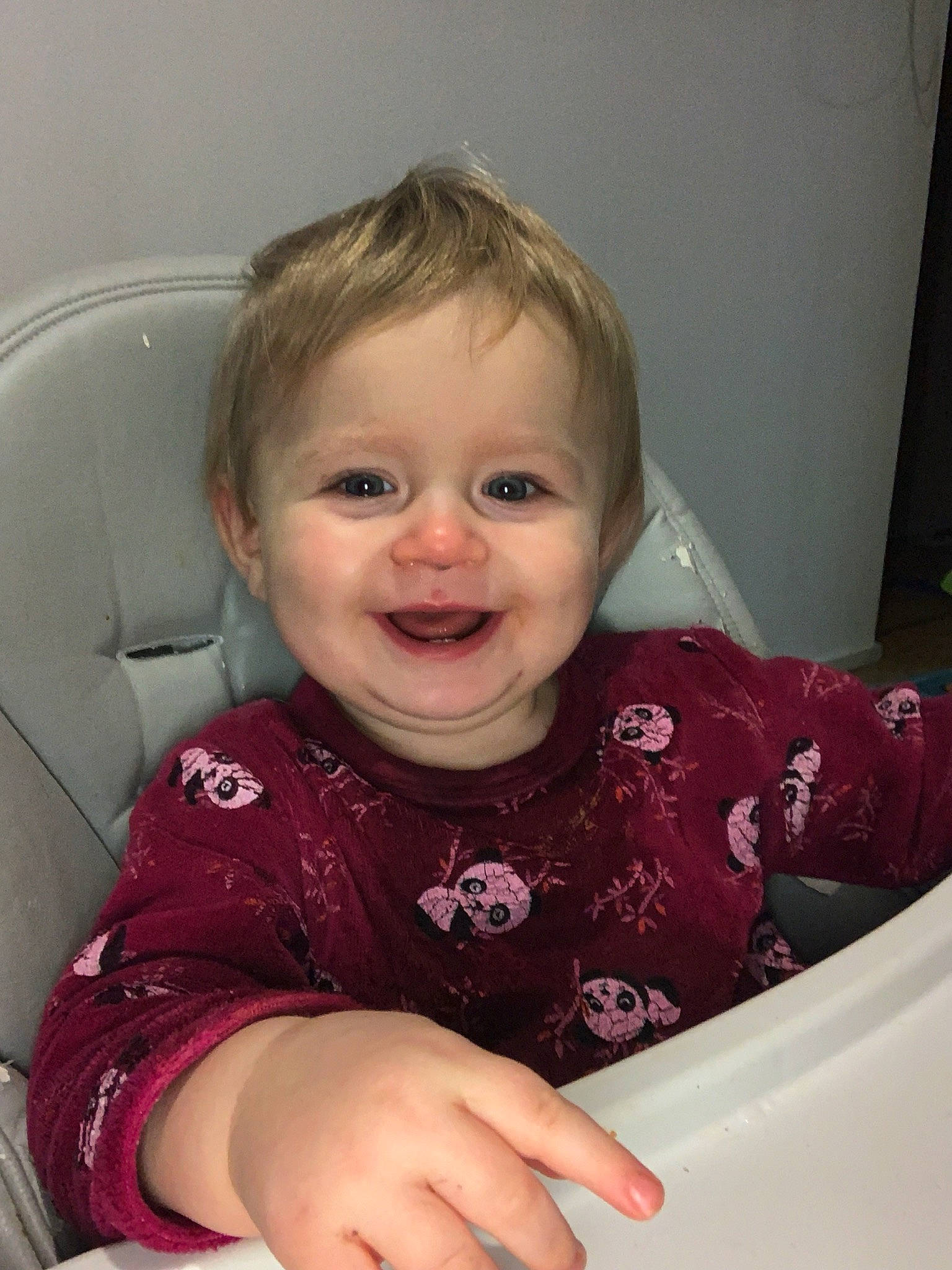 Angelina participe au concours pour gagner de l'argent avec cette photo : arm, baby_toddler_clothing, cheek, chin, eye, eyebrow, finger, hair, hairstyle, happy, head, iris, joy, lip, mouth, nose, person, product, skin, sleeve