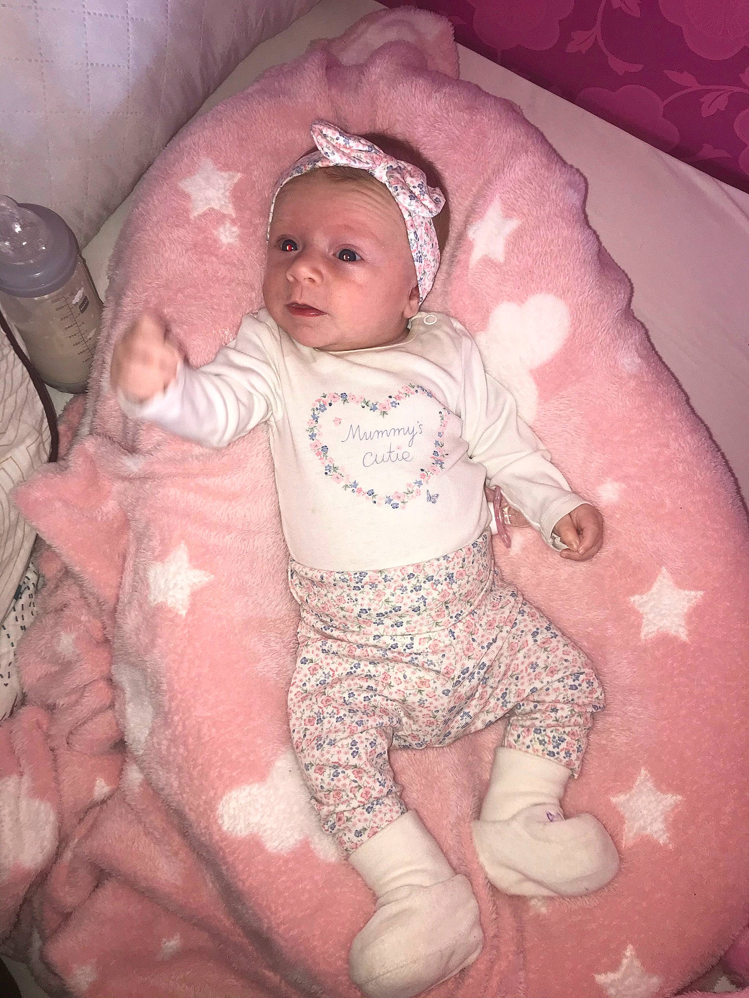 Angelina a rejoint le concours — aidez-le/la à gagner de superbes lots ! abdomen, baby, baby_products, baby_safety, baby_sleeping, baby_toddler_clothing, cheek, chest, comfort, eye, finger, goggles, hand, human_body, mouth, person, pink, skin, sleeve, toddler