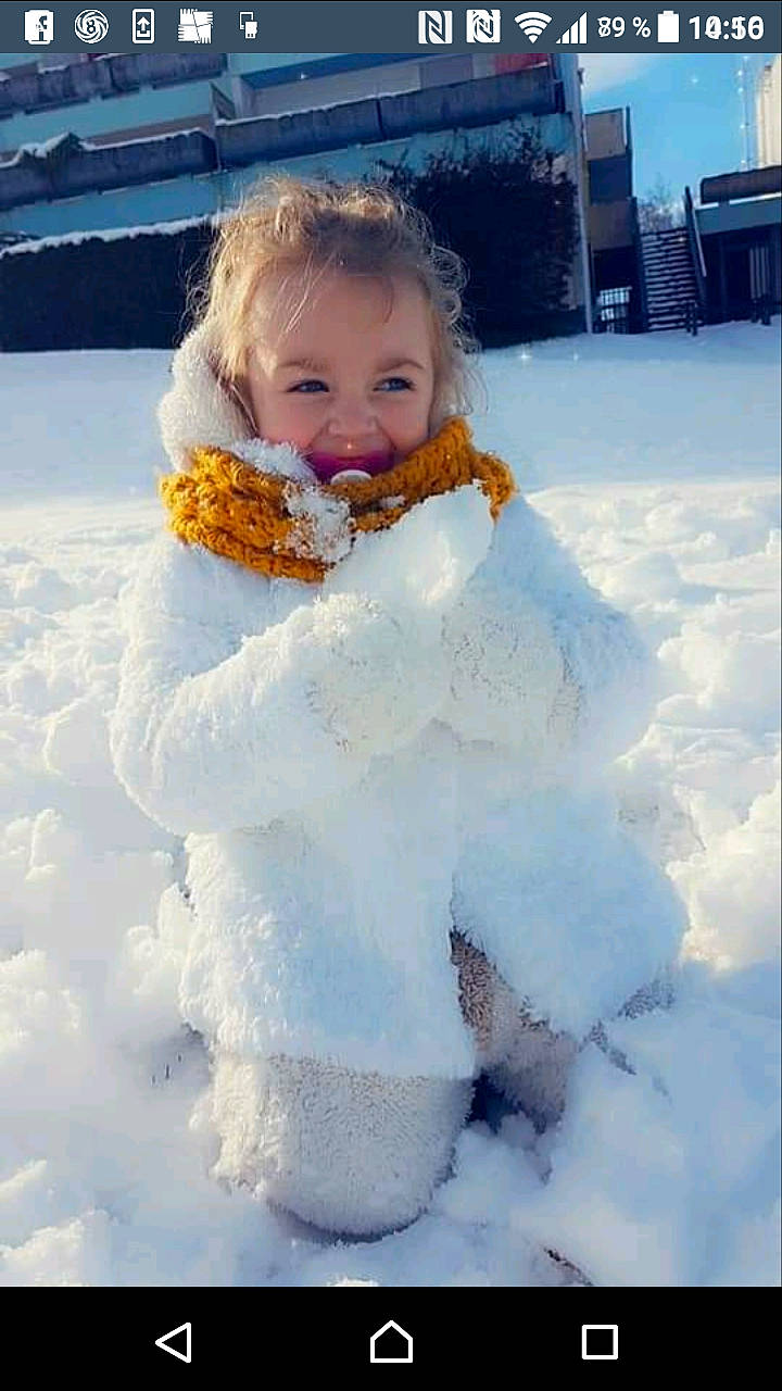 Julia a rejoint le concours — aidez-le/la à gagner de superbes lots ! child, foam, freezing, joy, person, play, playing_in_the_snow, snow, snowman, toddler, winter