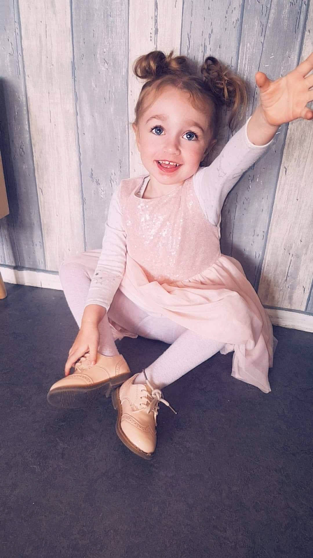 Julia a rejoint le concours — aidez-le/la à gagner de superbes lots ! baby, ballet, ballet_flat, child, child_model, ear, footwear, hairstyle, joy, leg, person, shoe, sitting, sleeve, smile, toddler