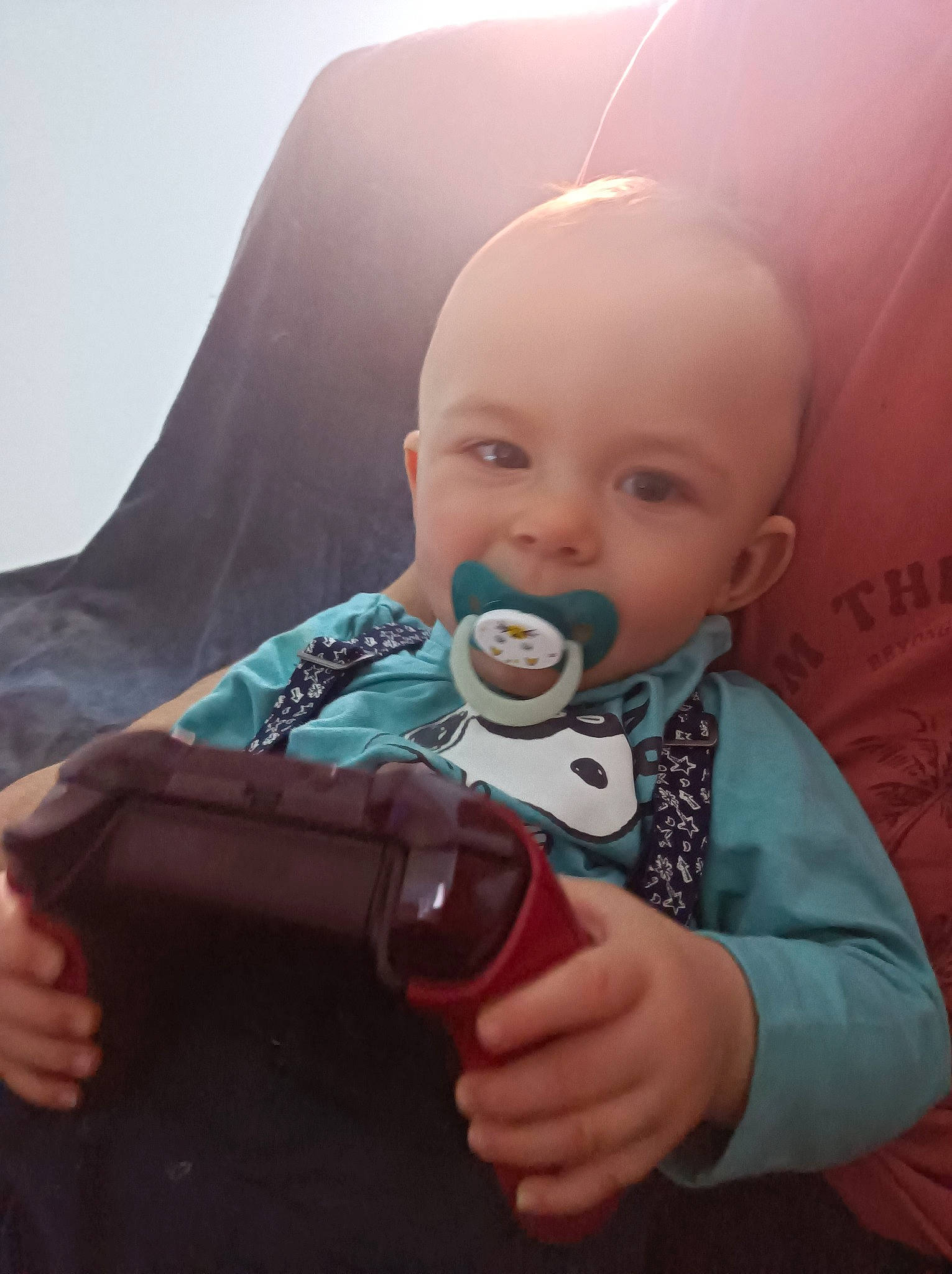 Logan participe au concours pour gagner de l'argent avec cette photo : baby, baby_toddler_clothing, child, comfort, cool, drinking, drinkware, face, finger, fun, hand, happy, head, mouth, nose, person, skin, sleeve, t_shirt, tableware