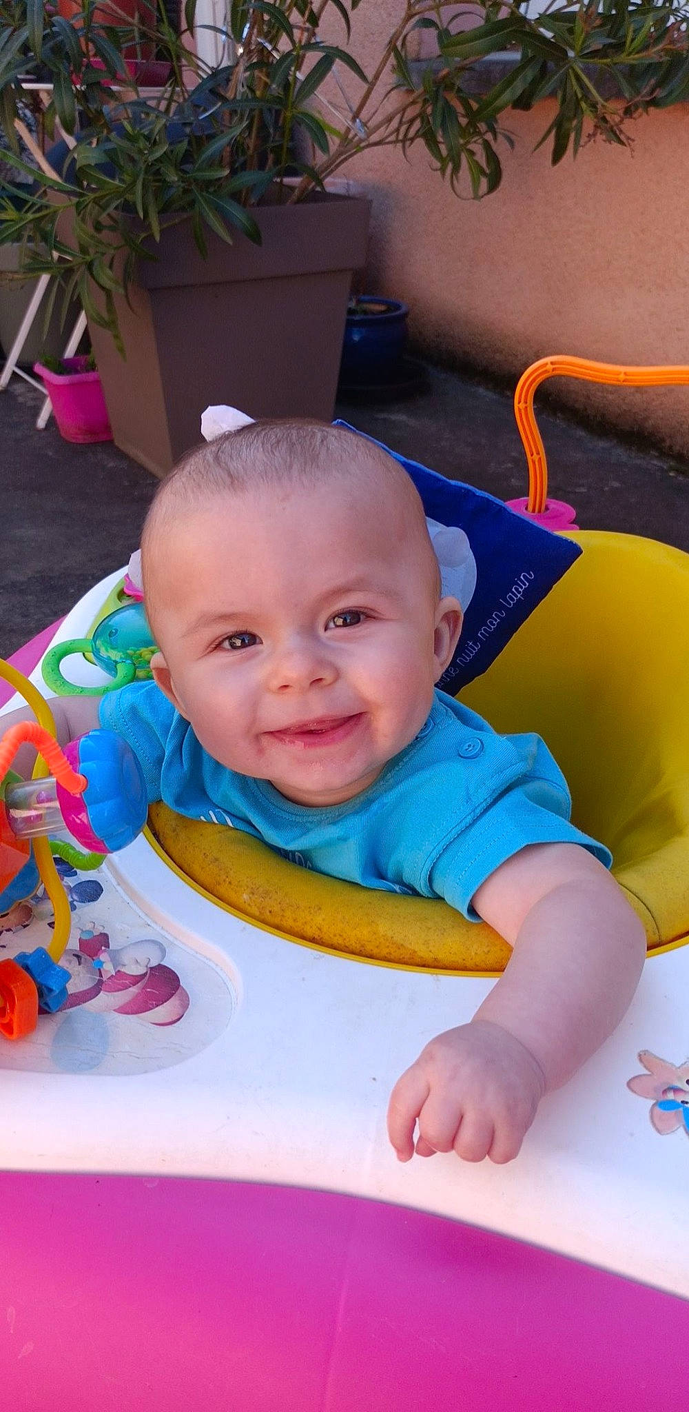 Logan a rejoint le concours — aidez-le/la à gagner de superbes lots ! baby, baby_playing_with_toys, baby_products, baby_toddler_clothing, chair, cheek, eye, flooring, fun, hairstyle, happy, head, houseplant, iris, joy, leisure, mouth, person, plant, skin