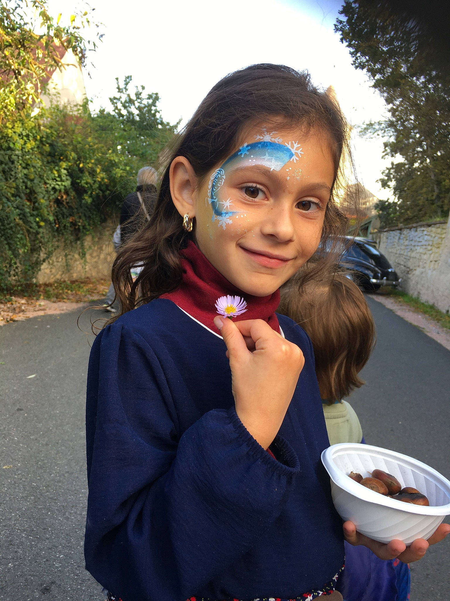 Kylie a rejoint le concours — aidez-le/la à gagner de superbes lots ! child, costume, electric_blue, event, eyewear, fashion_accessory, formal_wear, fun, grass, hair_coloring, happy, jewellery, joy, long_hair, person, personal_protective_equipment, plant, recreation, sky, smile