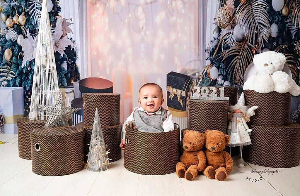 Tiago participe au concours pour gagner de l'argent avec cette photo : basket, chair, child, curtain, event, fashion, hat, house, interior_design, joy, living_room, people, person, photograph, product, room, table, textile, toddler, toy