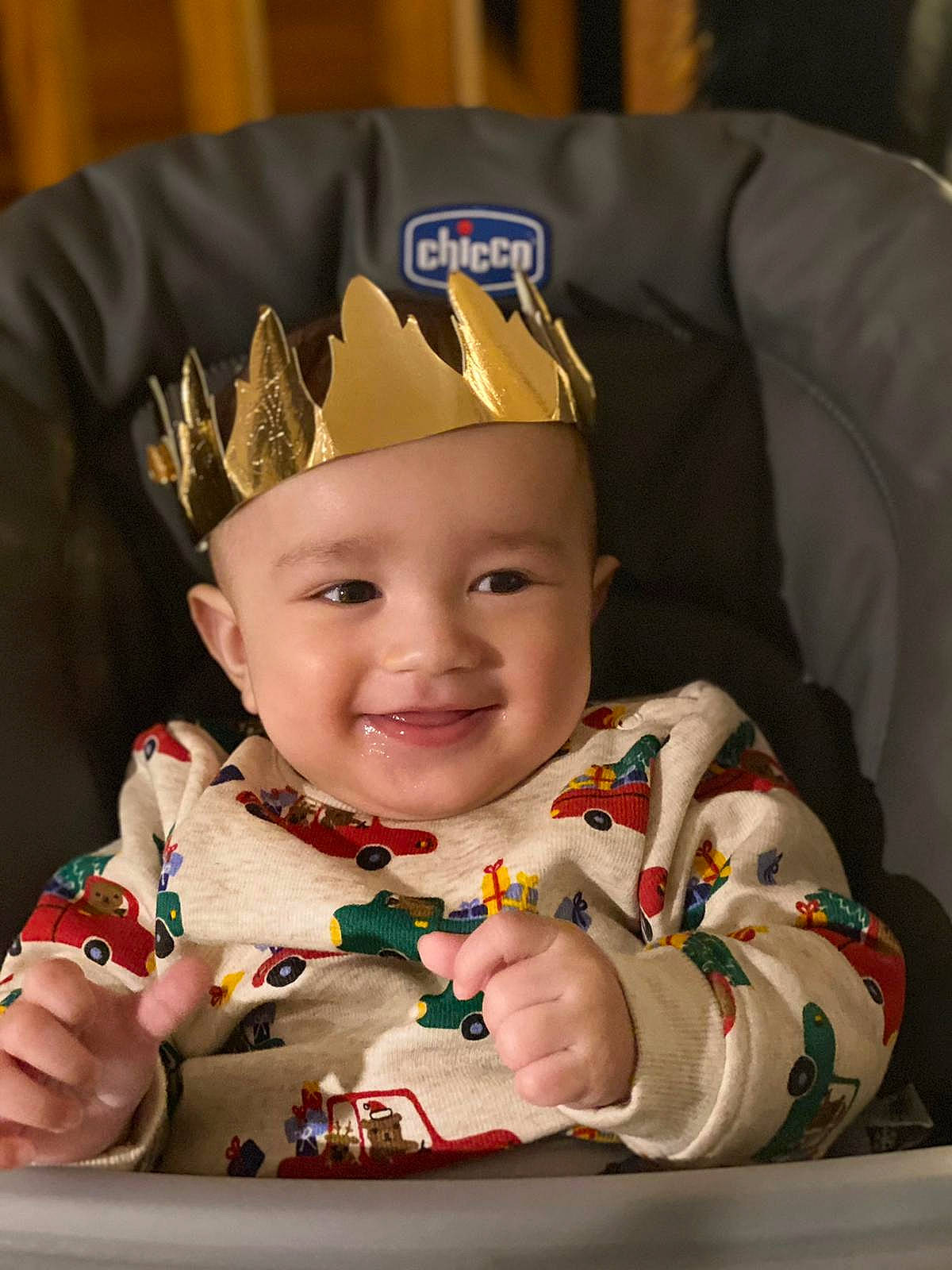 Tiago a rejoint le concours — aidez-le/la à gagner de superbes lots ! baby, birthday, cake, cake_decorating, chair, child, costume_hat, crown, event, eye, fashion_accessory, fun, happy, headwear, icing, joy, party_hat, party_supply, person, smile