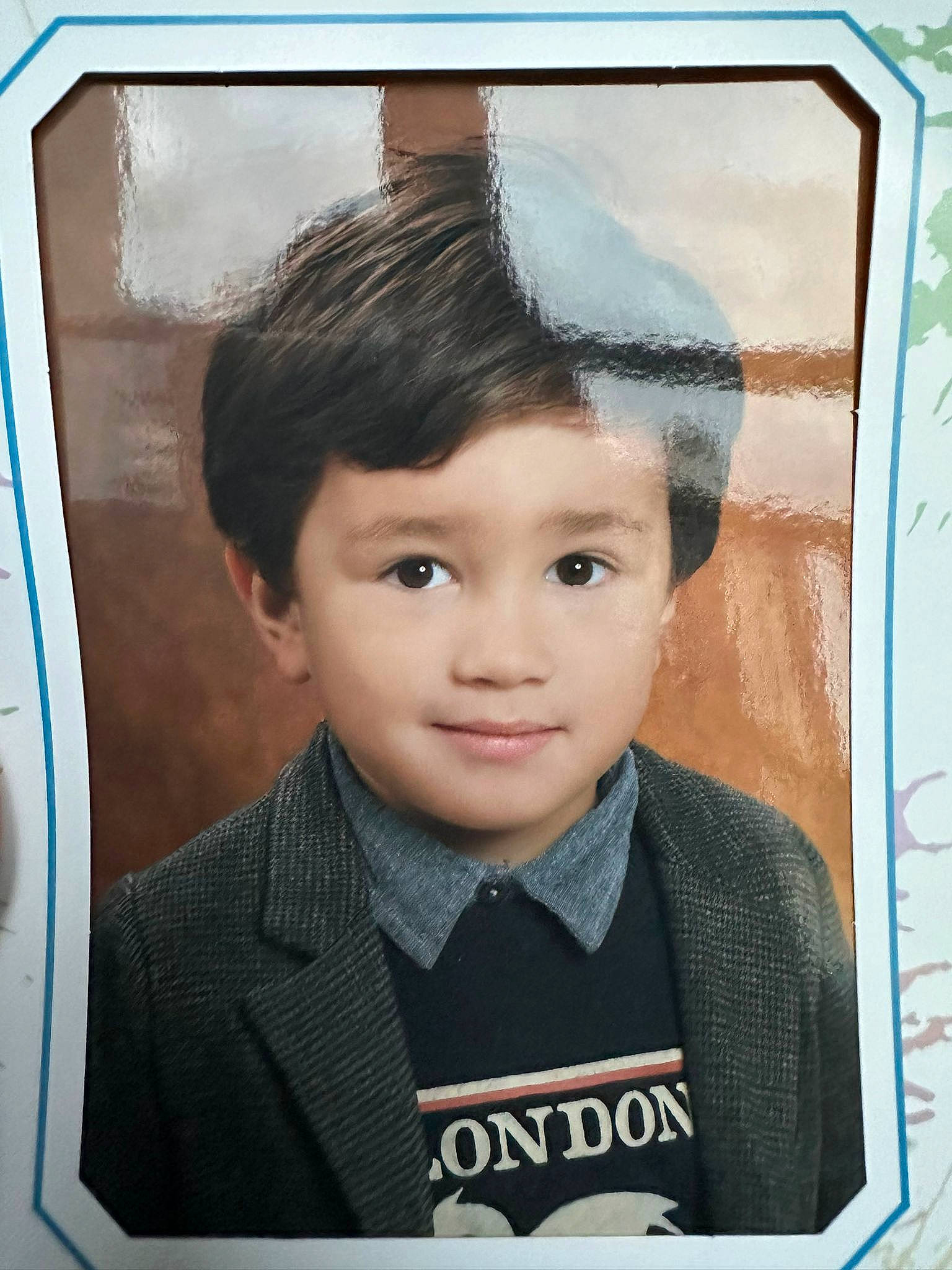 Tiago a rejoint le concours — aidez-le/la à gagner de superbes lots ! art, bangs, cheek, child, chin, collar, eyebrow, eyelash, forehead, formal_wear, happy, person, photo_caption, picture_frame, portrait_photography, rectangle, sleeve, smile, tie, toddler