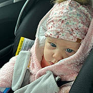 Emma a rejoint le concours — aidez-le/la à gagner de superbes lots ! baby, child, car_seat, pink_jacket, floral_hat, blue_eyes, cozy, warm_clothing, seatbelt, car_interior, soft_texture, winter_wear, infant, portrait, close_up, cute, curious, indoor, travel, child_seat