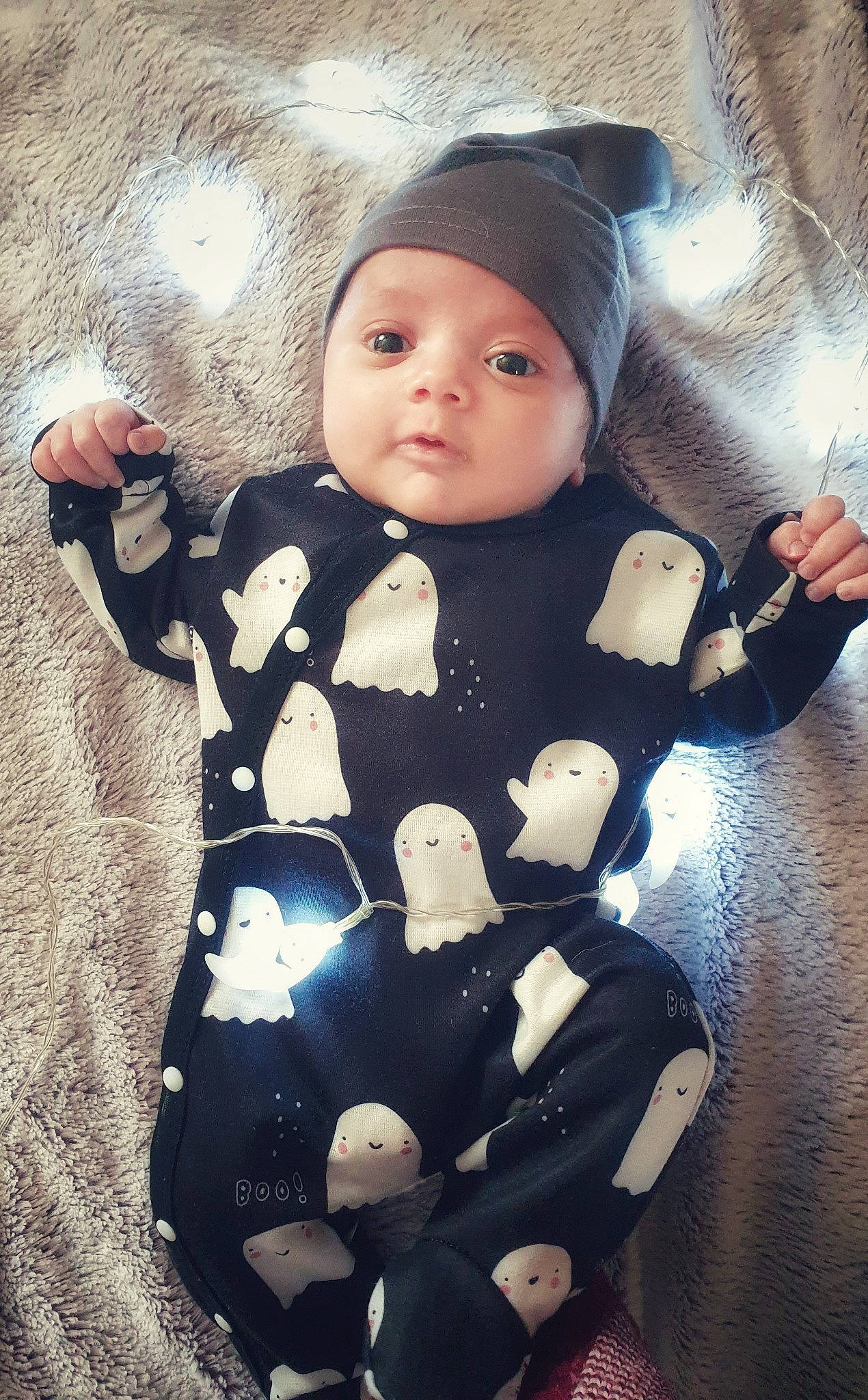 Aurore participe au concours pour gagner de l'argent avec cette photo : baby, baby_toddler_clothing, beanie, cap, cheek, child, eye, fur, gesture, headwear, knit_cap, pattern, person, personal_protective_equipment, sleeve, thumb, toddler, toy