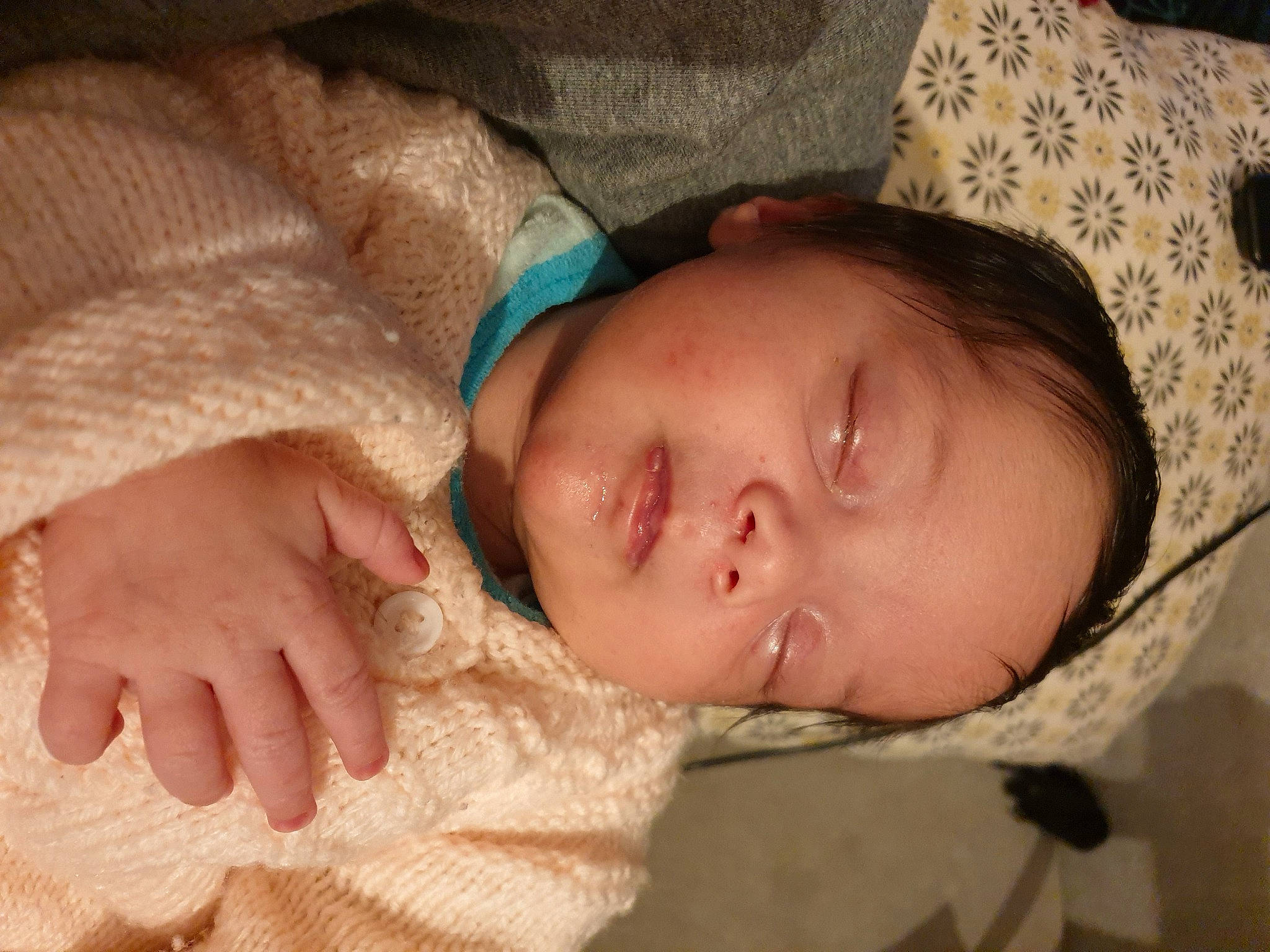 Aurore a rejoint le concours — aidez-le/la à gagner de superbes lots ! arm, baby, cheek, comfort, eye, eyelash, face, facial_expression, finger, gesture, head, iris, lip, mammal, mouth, neck, nose, person, skin, textile