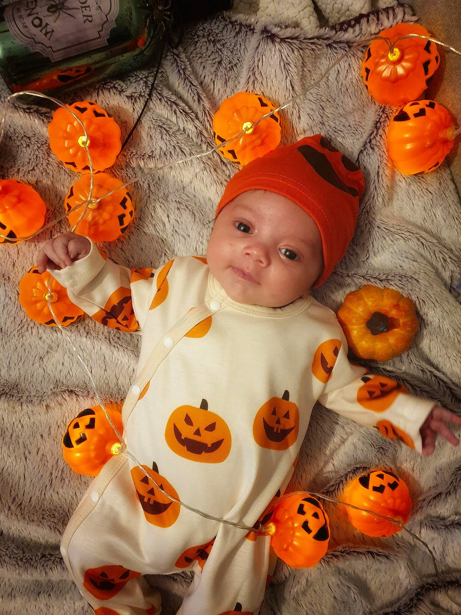 Aurore participe au concours pour gagner de l'argent avec cette photo : art, baby, baby_toddler_clothing, calabaza, child, cucurbita, face, gourd, headwear, orange, person, plant, pumpkin, squash, stuffed_toy, textile, toddler, toy, tree, trick_or_treat