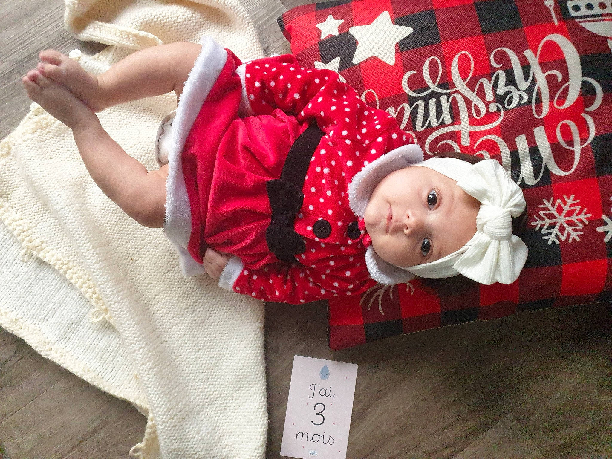 Aurore participe au concours pour gagner de l'argent avec cette photo : baby, baby_products, baby_toddler_clothing, carmine, child, comfort, event, happy, hat, headwear, holiday, linens, magenta, pattern, person, rose, santa_claus, sitting, sleeve, smile