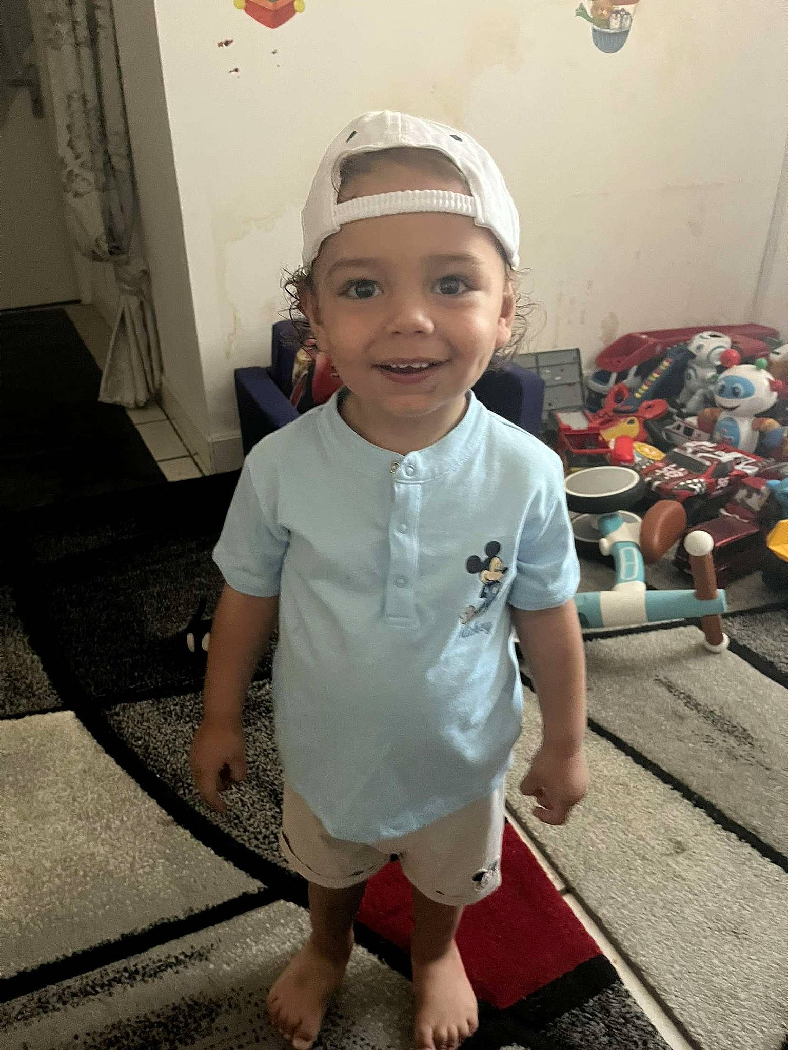 Kevin participe au concours pour gagner de l'argent avec cette photo : baby, baseball_cap, cap, child, dress, event, fashion_accessory, floor, flooring, fun, happy, headwear, human_leg, joy, leg, leisure, person, skin, smile, t_shirt