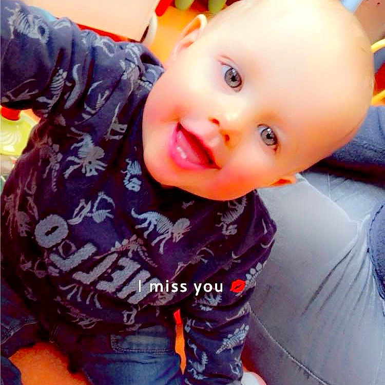 Kylianno a rejoint le concours — aidez-le/la à gagner de superbes lots ! baby, bodypart, clothing, crawling, face, head, indoors, jeans, mouth, outdoors, pants, person, photography, playarea, portrait, shorts, sitting, t_shirt, teeth, toy