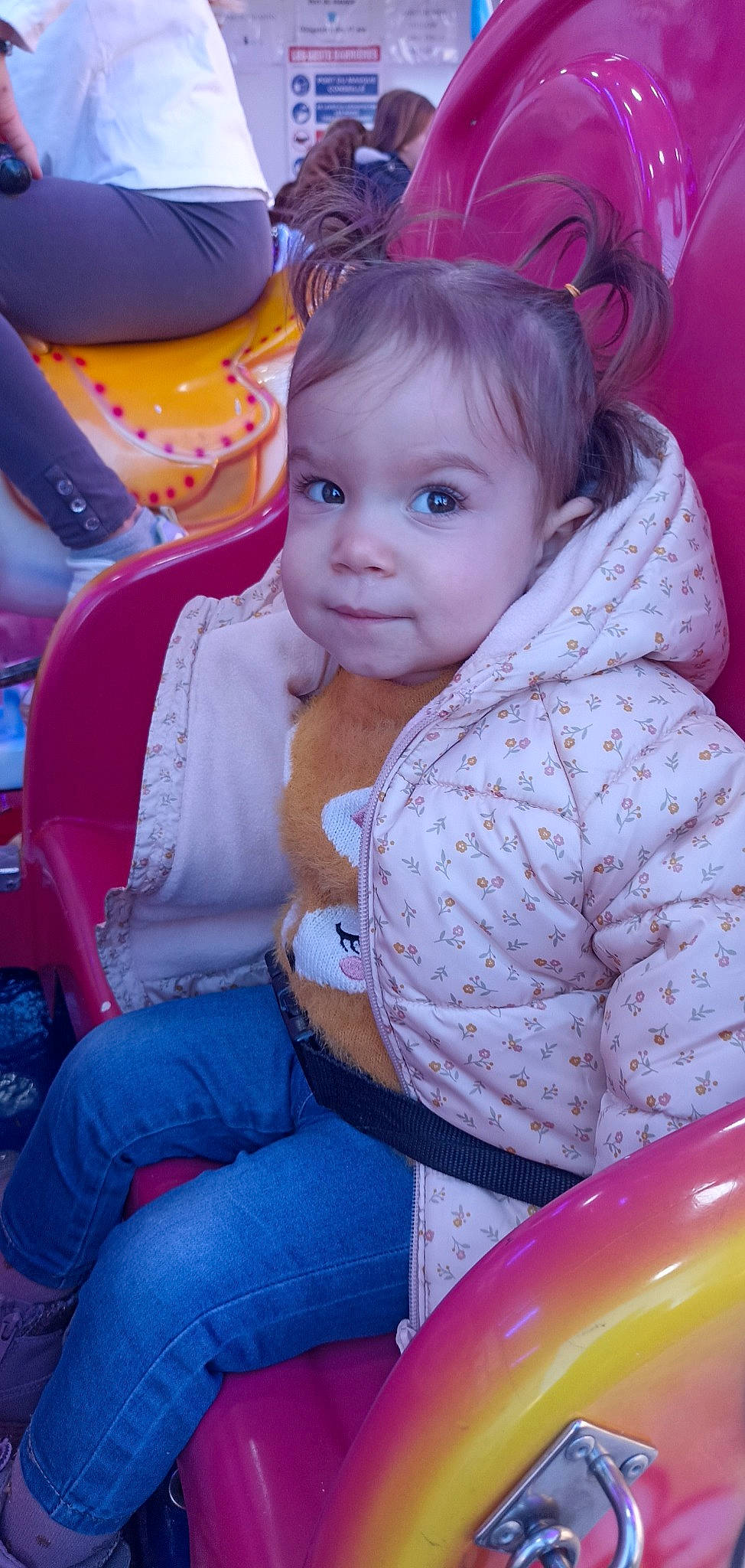 Léana a rejoint le concours — aidez-le/la à gagner de superbes lots ! baby, baby_products, baby_toddler_clothing, chair, cheek, child, electric_blue, event, fun, happy, iris, lap, leisure, magenta, person, pink, play, purple, recreation, sitting