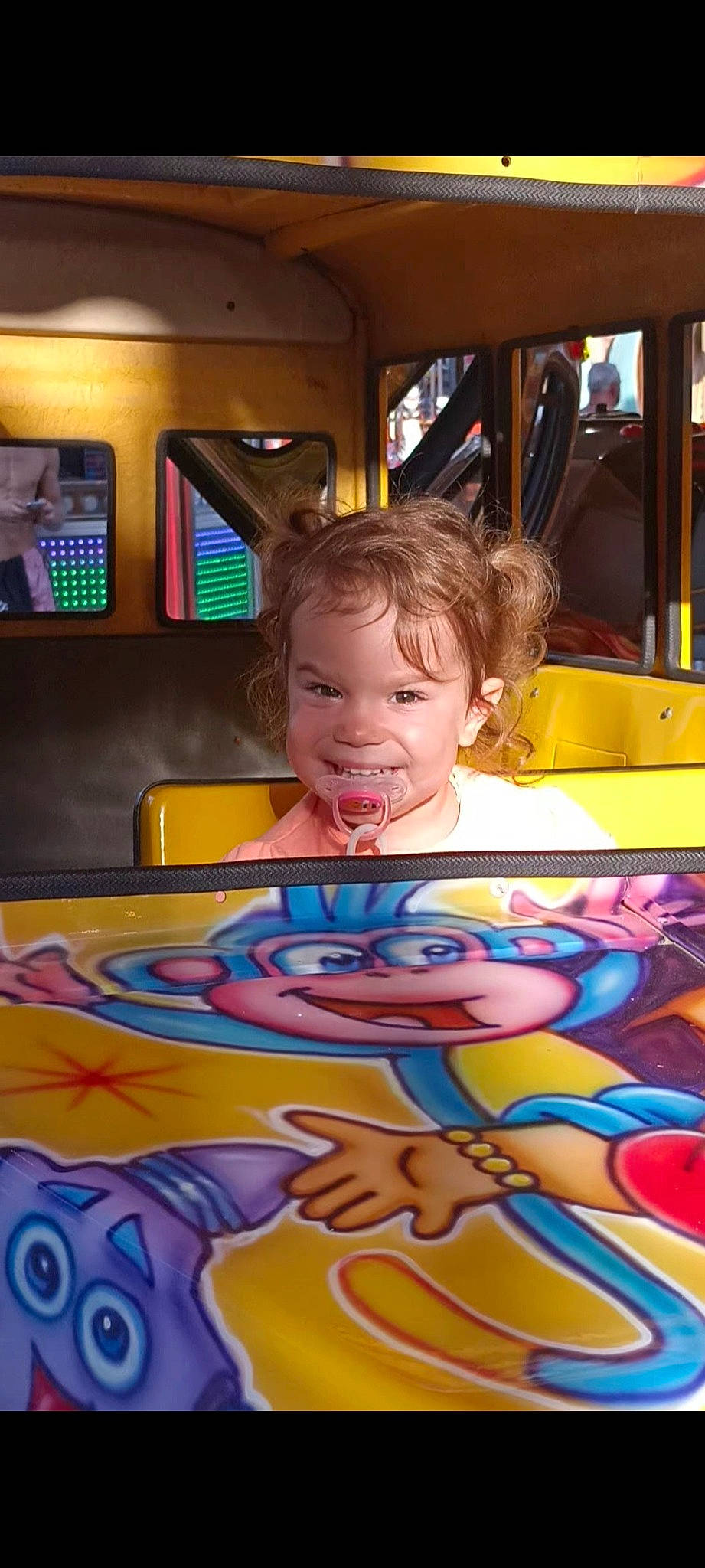 Léana participe au concours pour gagner de l'argent avec cette photo : arcade_game, art, automotive_exterior, bumper, child, event, fun, games, glass, indoor_games_and_sports, joy, leisure, motor_vehicle, person, play, recreation, room, smile, t_shirt, toddler