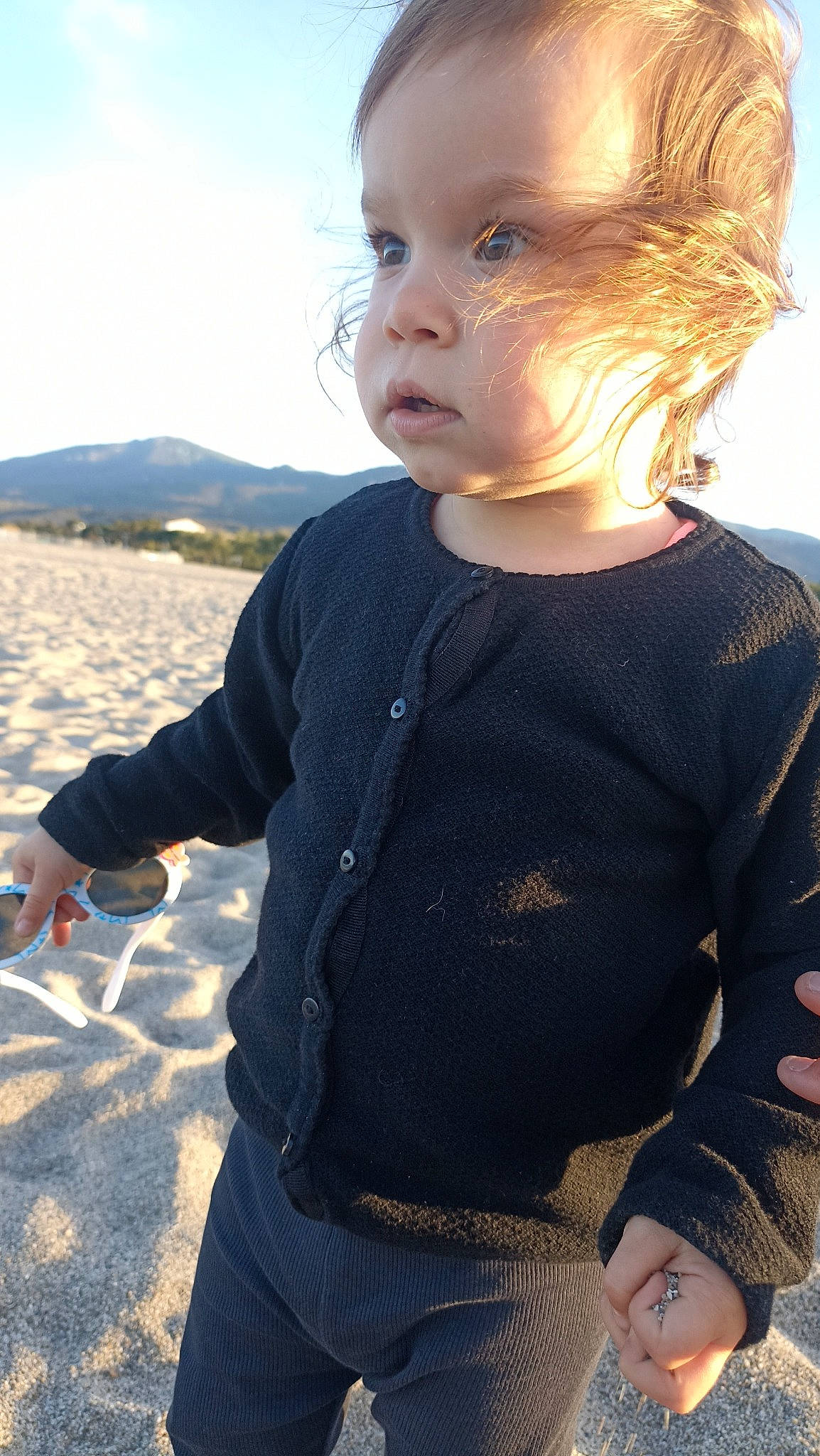 Léana a rejoint le concours — aidez-le/la à gagner de superbes lots ! baby, baby_toddler_clothing, chin, cloud, cool, electric_blue, eye, face, fun, grass, happy, iris, lip, pattern, person, sitting, skin, sky, sleeve, t_shirt