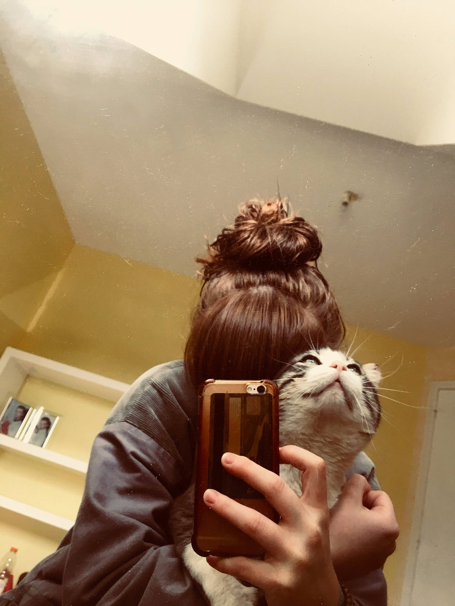 Mimouss a rejoint le concours — aidez-le/la à gagner de superbes lots ! brown_hair, facial_hair, hair, hair_coloring, hairstyle, hand, long_hair