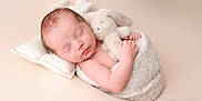 Constant a rejoint le concours — aidez-le/la à gagner de superbes lots ! baby, blanket, bunny, child, cozy, cute, indoors, infant, newborn, peace, peaceful, pillow, plush_toy, portrait, resting, skin, sleeping, small_hands, soft_texture, wrapped