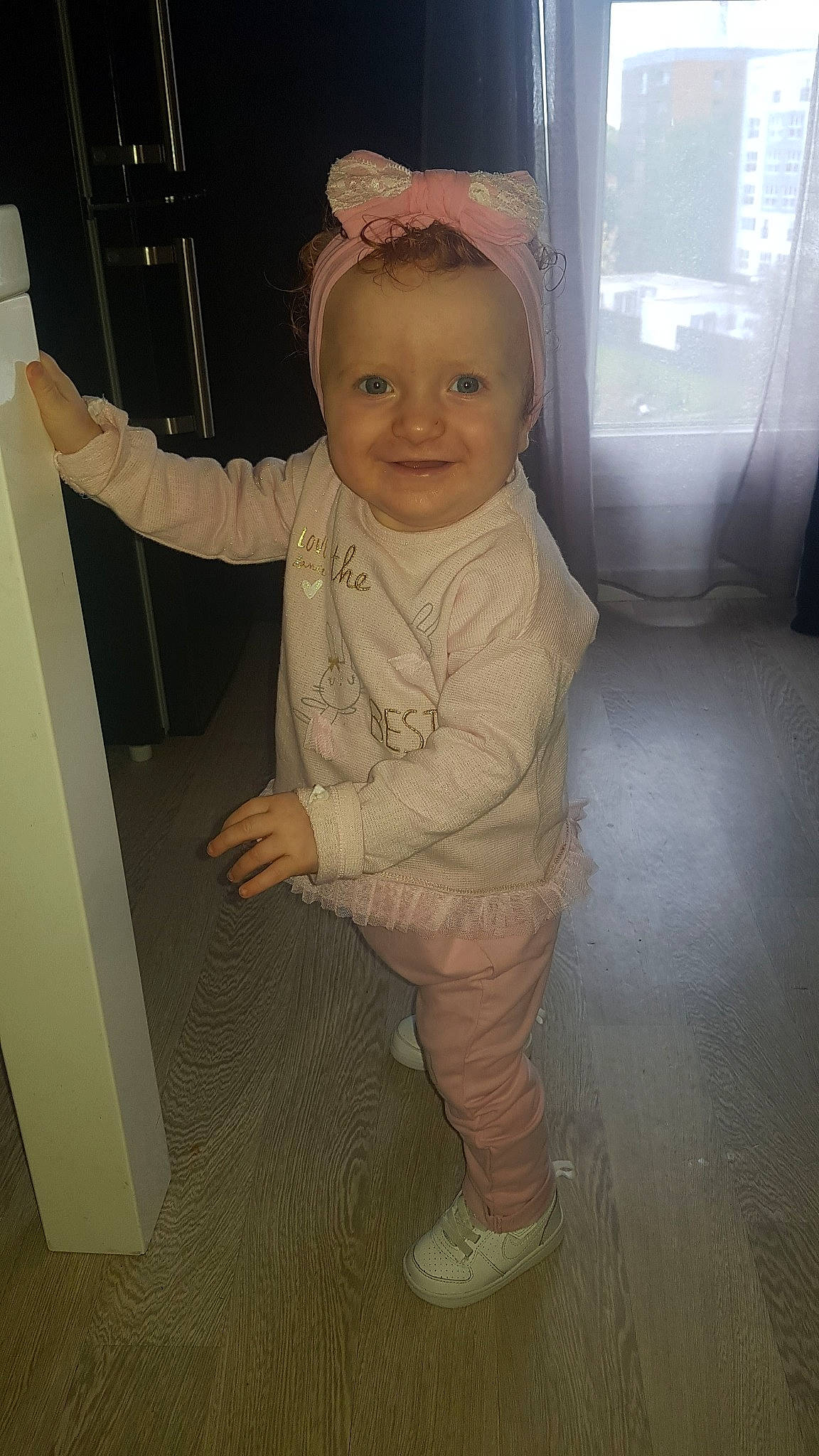 Neyla participe au concours pour gagner de l'argent avec cette photo : child, joy, person, skin, standing, toddler