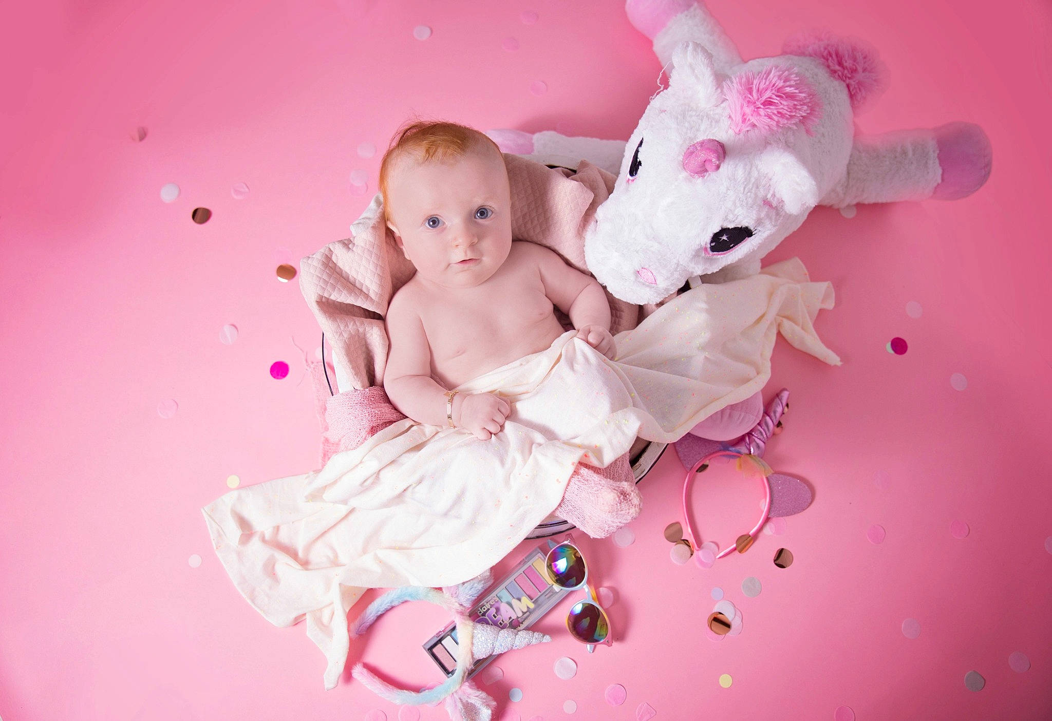 Neyla a rejoint le concours — aidez-le/la à gagner de superbes lots ! child, fictional_character, happy, illustration, love, person, pink, smile, stuffed_toy, toy