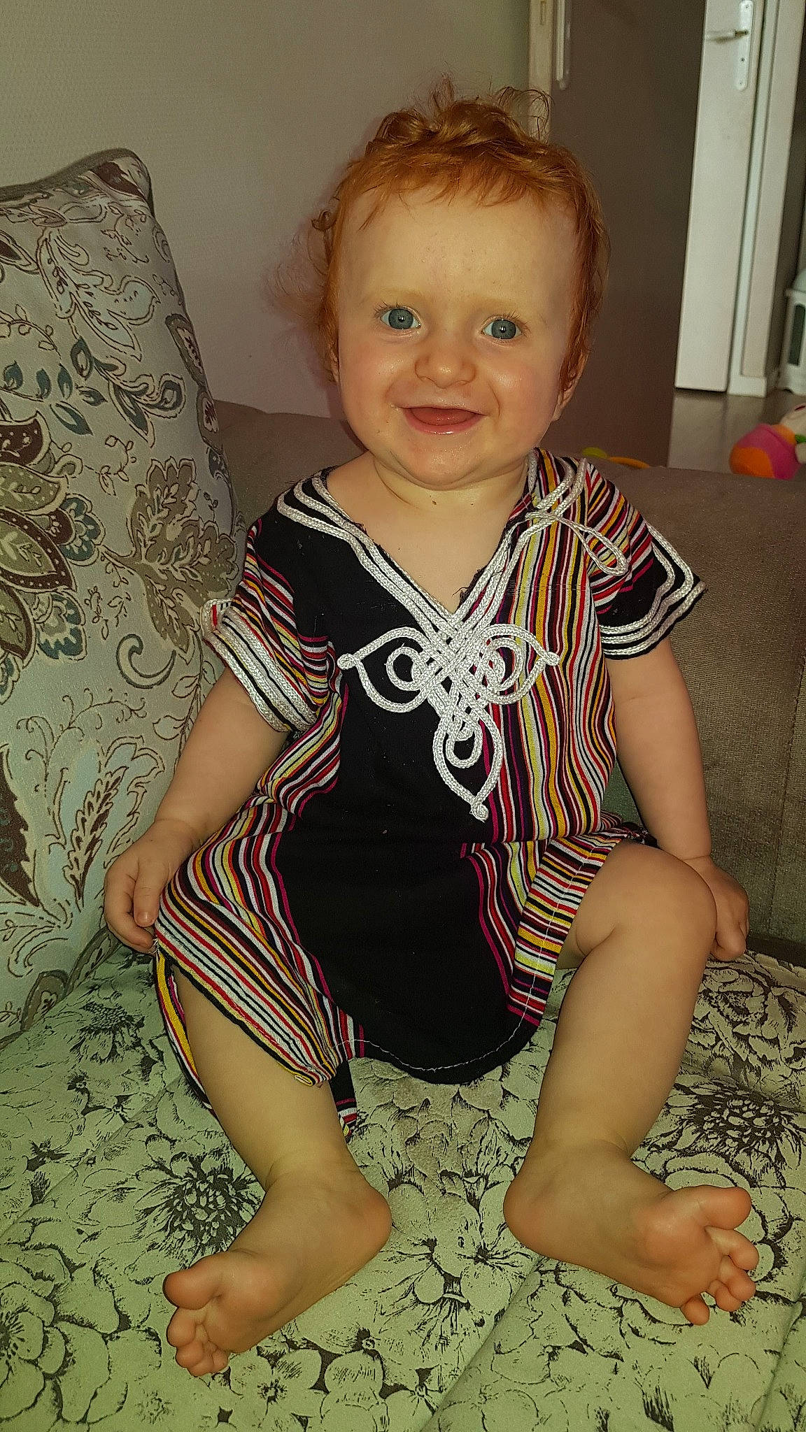 Neyla a rejoint le concours — aidez-le/la à gagner de superbes lots ! arm, baby_toddler_clothing, cheek, child, joy, leg, pattern, person, sitting, smile, textile, thigh, toddler