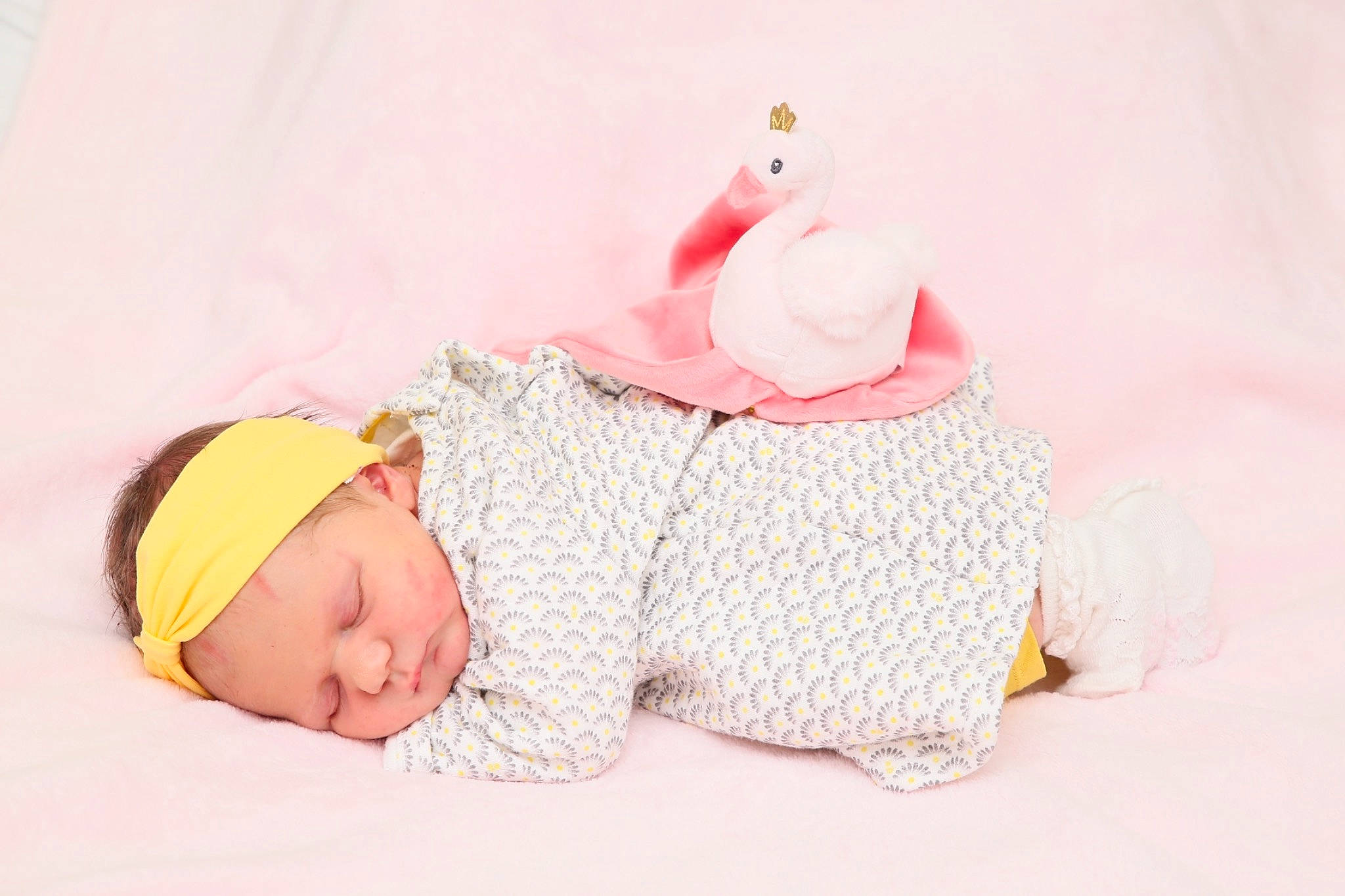 Alix a rejoint le concours — aidez-le/la à gagner de superbes lots ! art, baby, baby_products, baby_sleeping, baby_toddler_clothing, cap, child, comfort, costume_hat, headgear, headwear, knit_cap, linens, magenta, mammal, pattern, person, pink, stuffed_toy, toddler