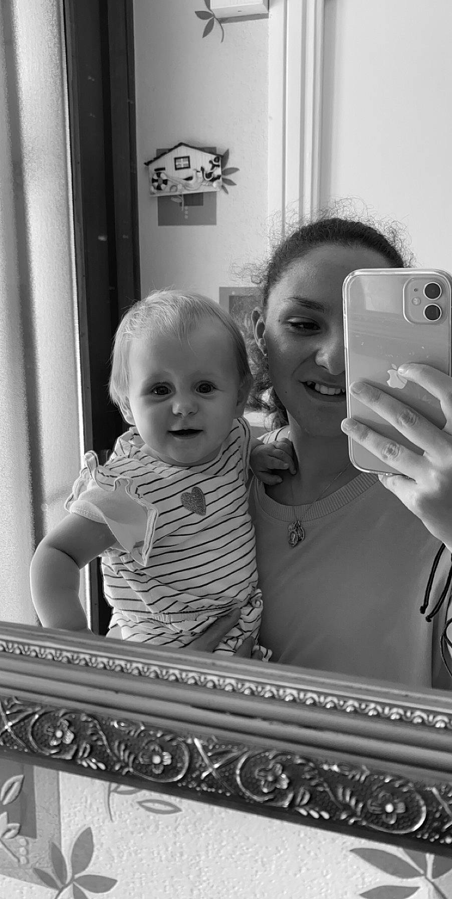 Alix participe au concours pour gagner de l'argent avec cette photo : baby, black, black_and_white, child, gesture, hairstyle, happy, iris, joy, mirror, mobile_phone, muscle, organ, people, person, photograph, skin, smile, standing, style