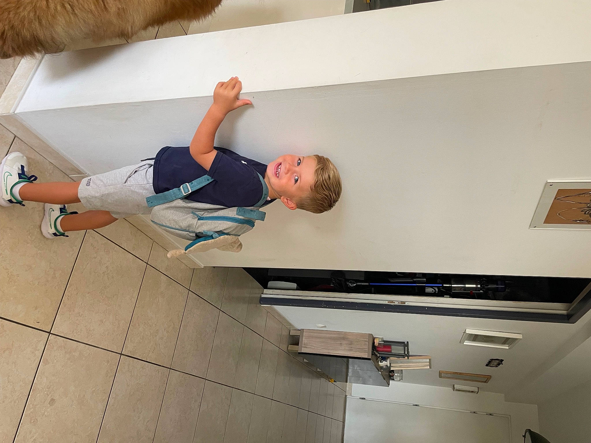 Eden a rejoint le concours — aidez-le/la à gagner de superbes lots ! balance, ceiling, comfort, elbow, flooring, fun, hardwood, human_leg, joy, knee, person, plaster, room, t_shirt, thigh, wood, wrist