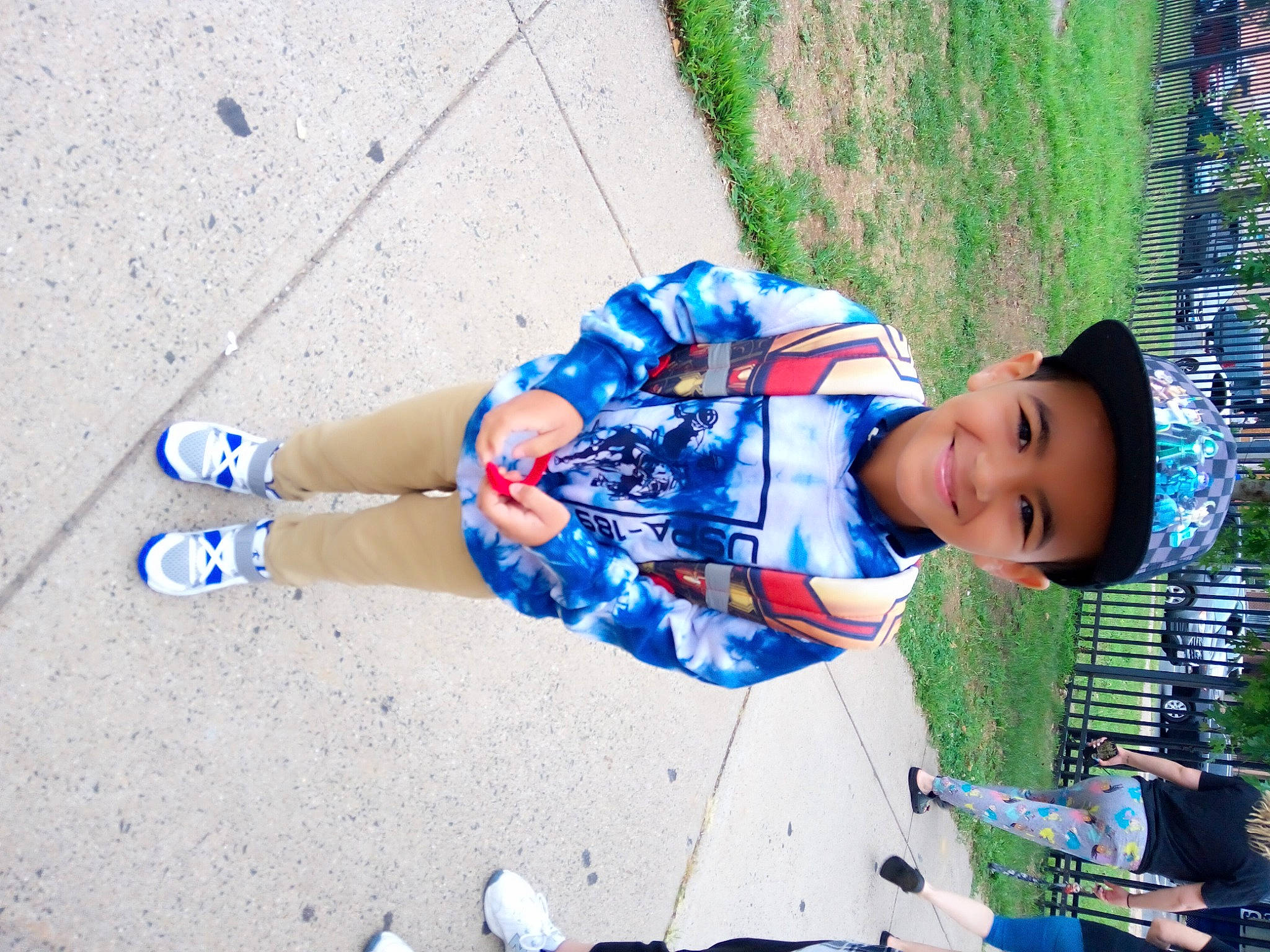 Carlos is registered to the contest to win money with this photo: asphalt, baby, child, concrete, electric_blue, fun, grass, happy, headwear, human_leg, joy, leisure, people_in_nature, person, play, recreation, road_surface, shadow, sidewalk, sitting