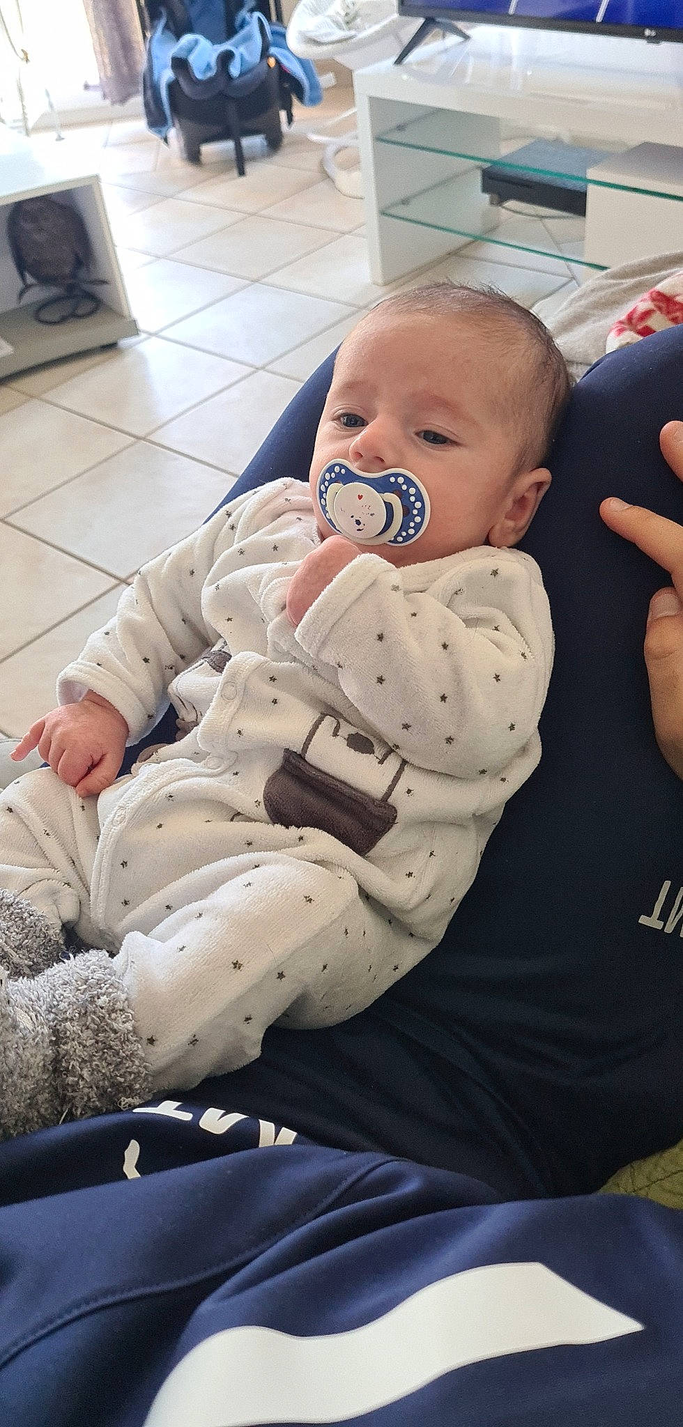 Mattéo participe au concours pour gagner de l'argent avec cette photo : baby, baby_products, baby_toddler_clothing, cheek, child, comfort, facial_expression, finger, flooring, fun, hand, happy, human_body, joint, mouth, person, personal_protective_equipment, sitting, skin, sleeve