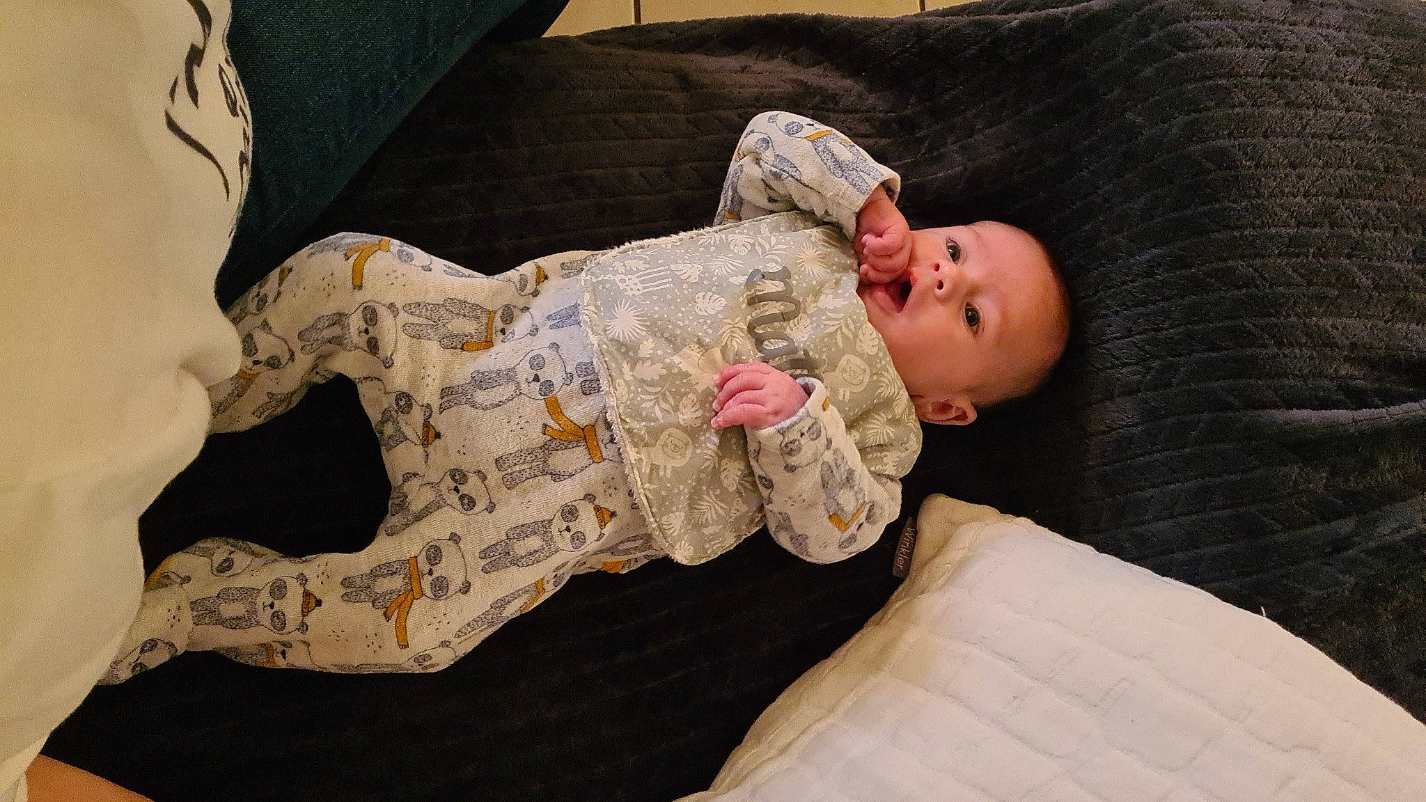 Mattéo a rejoint le concours — aidez-le/la à gagner de superbes lots ! arm, baby, bedding, bedtime, comfort, couch, hairstyle, head, human_body, human_leg, knee, leg, linens, mouth, neck, person, skin, sleeve, textile, thigh