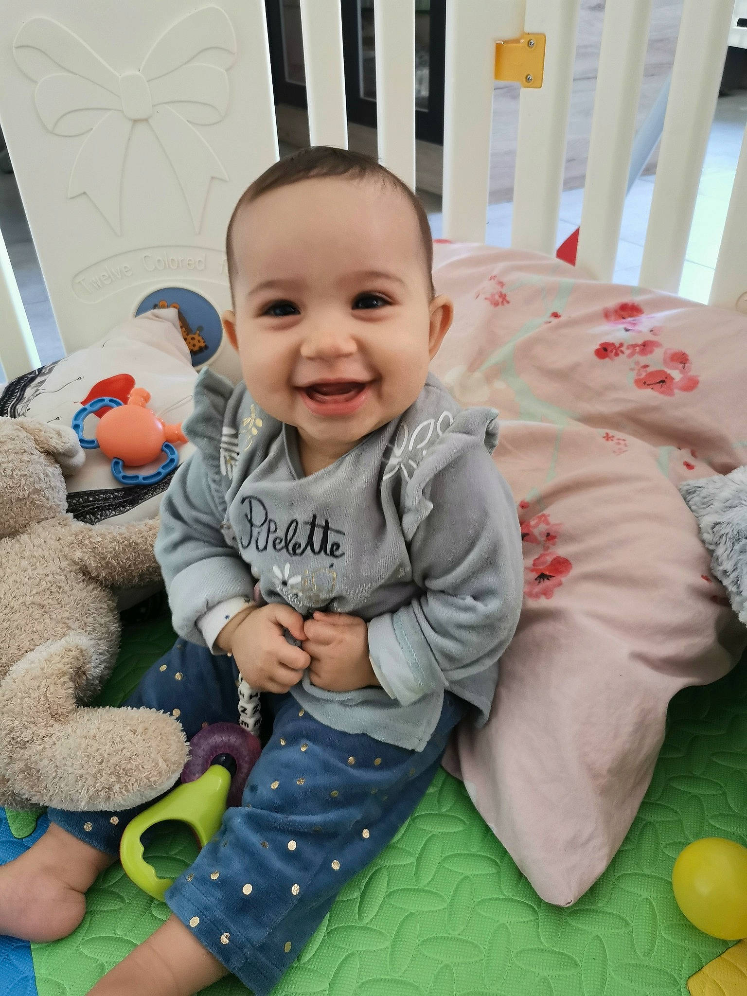 Céline participe au concours pour gagner de l'argent avec cette photo : baby, baby_playing_with_toys, baby_toddler_clothing, cheek, comfort, eye, face, fun, happy, head, joy, mammal, person, photograph, skin, sleeve, smile, snapshot, textile, toddler