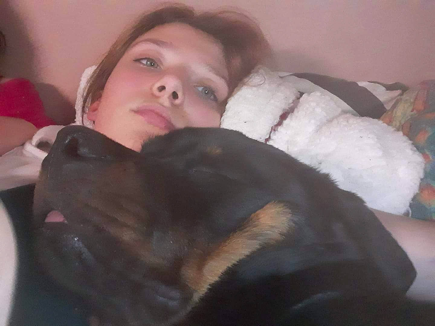 Philosophie participe au concours pour gagner de l'argent avec cette photo : black, black_hair, companion_dog, ear, face, fur, head, lip, long_hair, mouth, nap, nose, skin, sleep, snout