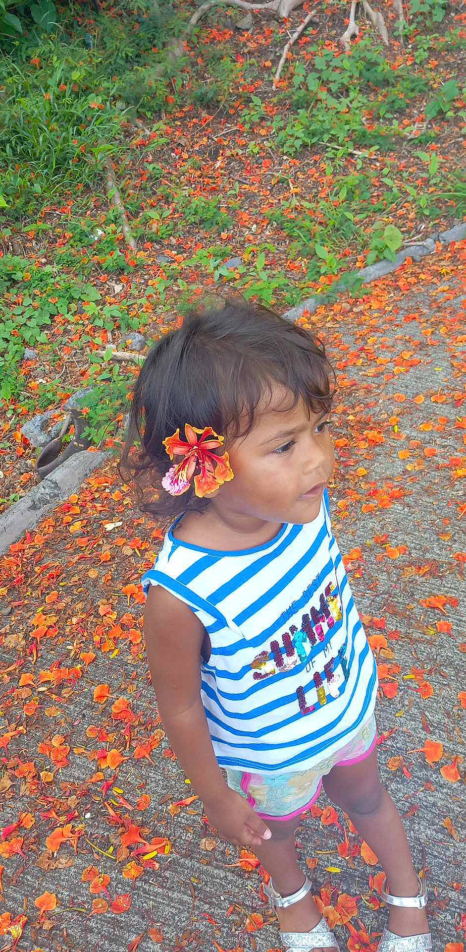 Nelcy a rejoint le concours — aidez-le/la à gagner de superbes lots ! baby, baby_toddler_clothing, beauty, child, deciduous, grass, hair, happy, leaf, orange, pattern, people_in_nature, person, plant, red, shadow, sleeve, standing, t_shirt, tints_and_shades