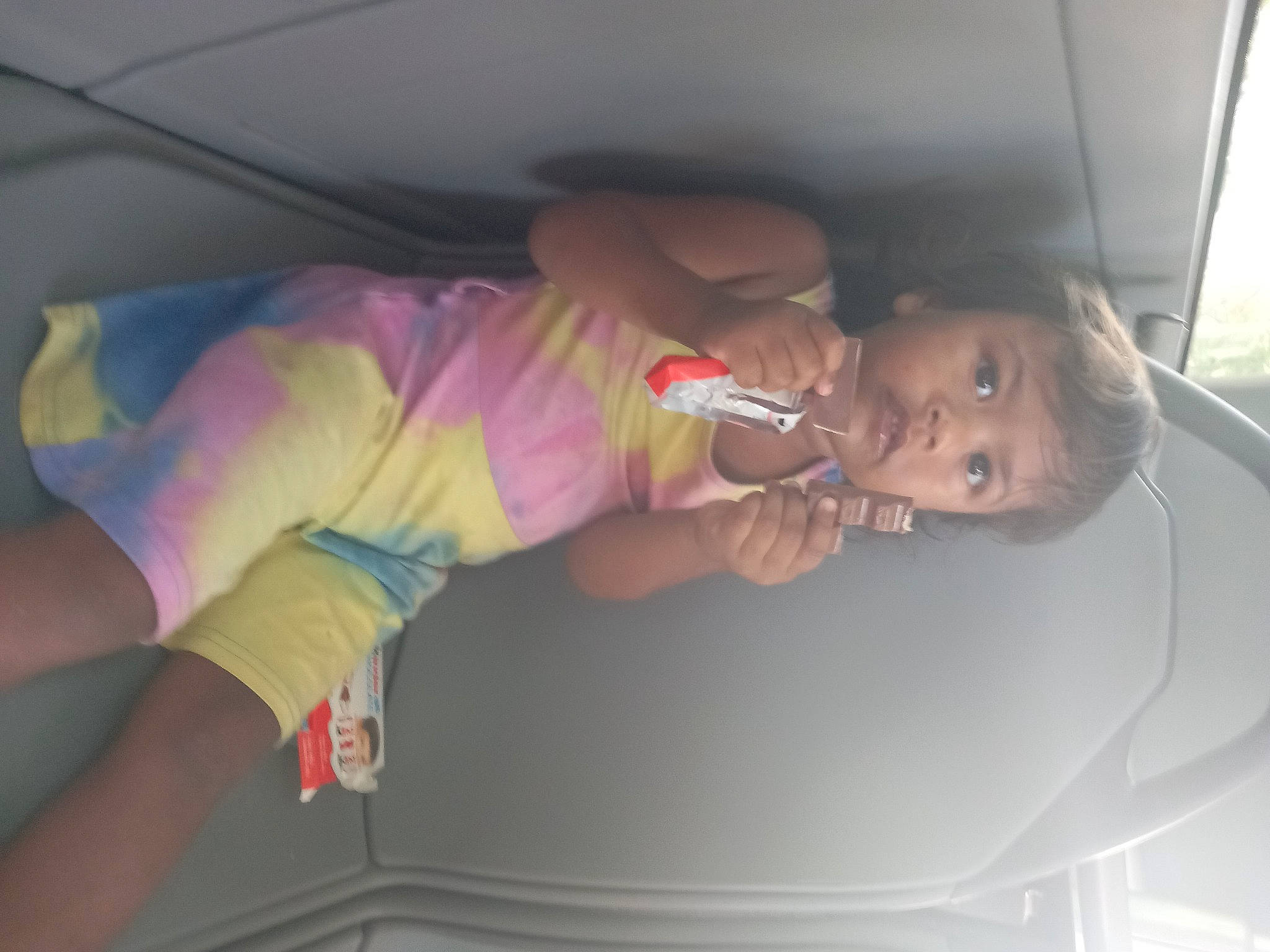 Nelcy participe au concours pour gagner de l'argent avec cette photo : auto_part, automotive_exterior, baby, car, car_seat, child, comfort, elbow, family_car, finger, fun, human_leg, luxury_vehicle, mouth, nail, person, thigh, thumb, toddler, vehicle_door